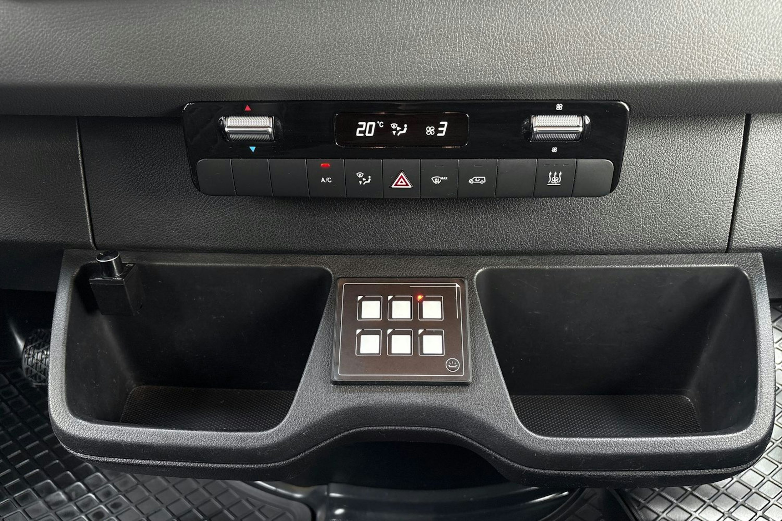 valkoinen Mercedes-Benz Sprinter 2019 kuva 30.