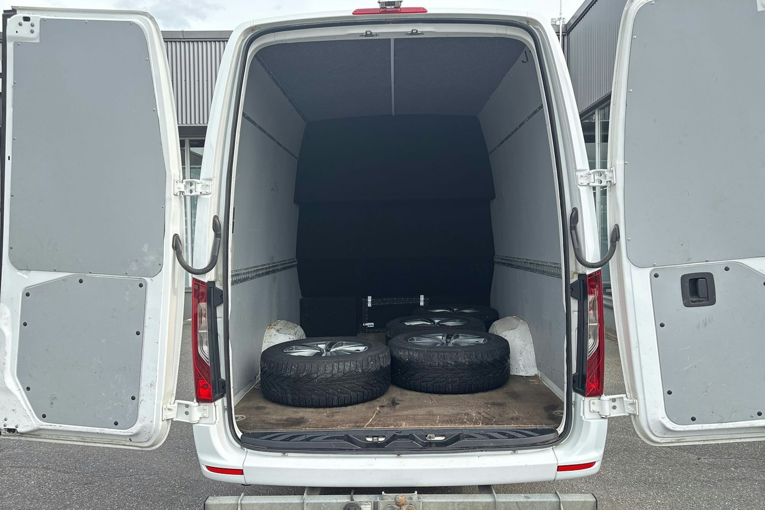 valkoinen Mercedes-Benz Sprinter 2019 kuva 35.