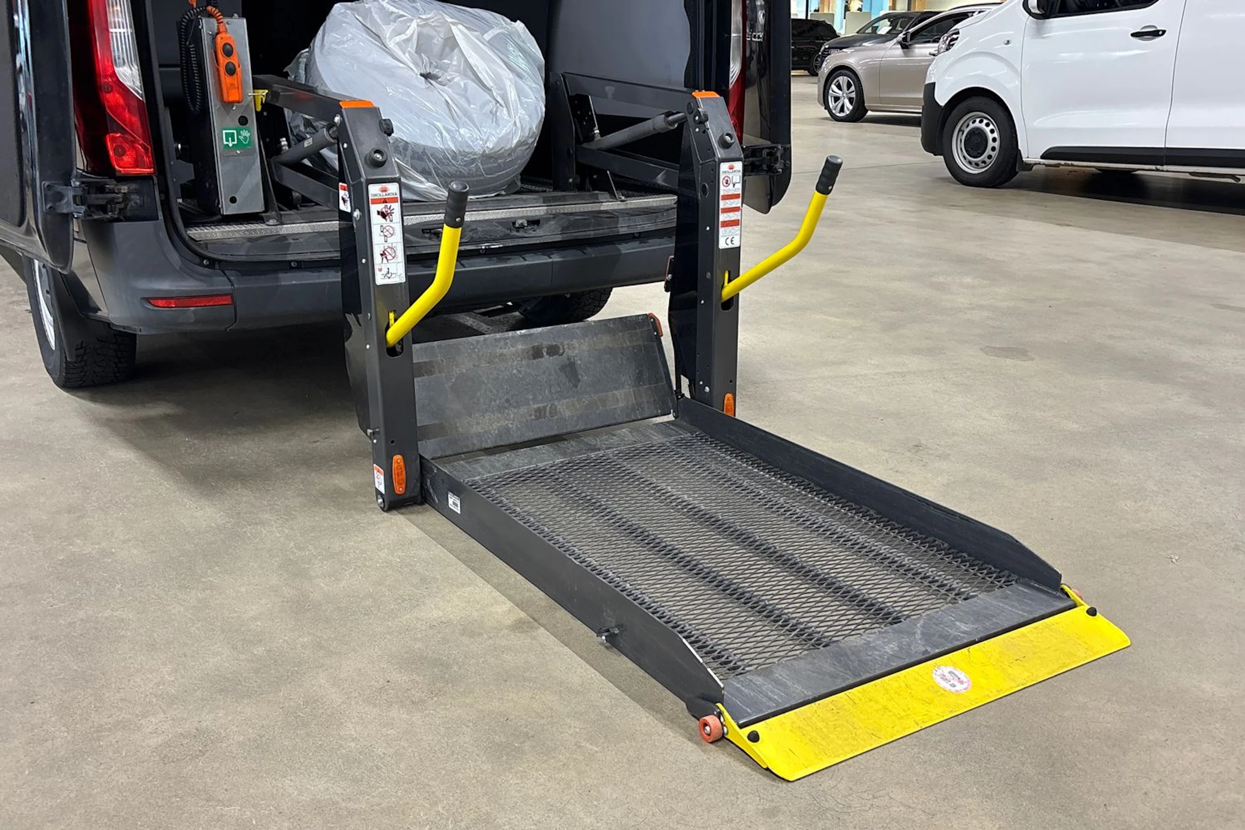 musta Mercedes-Benz Sprinter 2018 kuva 27.