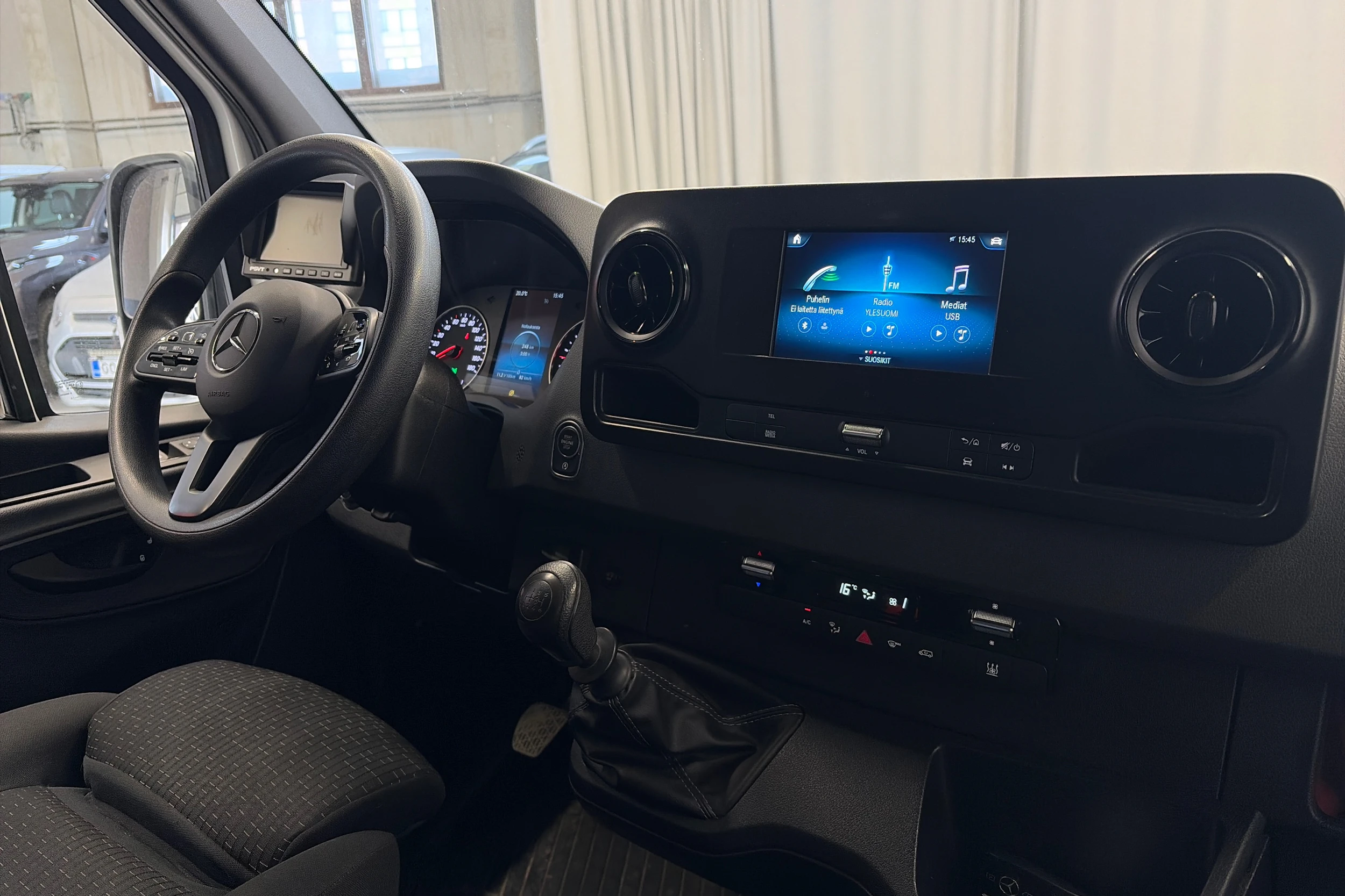 valkoinen Mercedes-Benz Sprinter 2018 kuva 11.