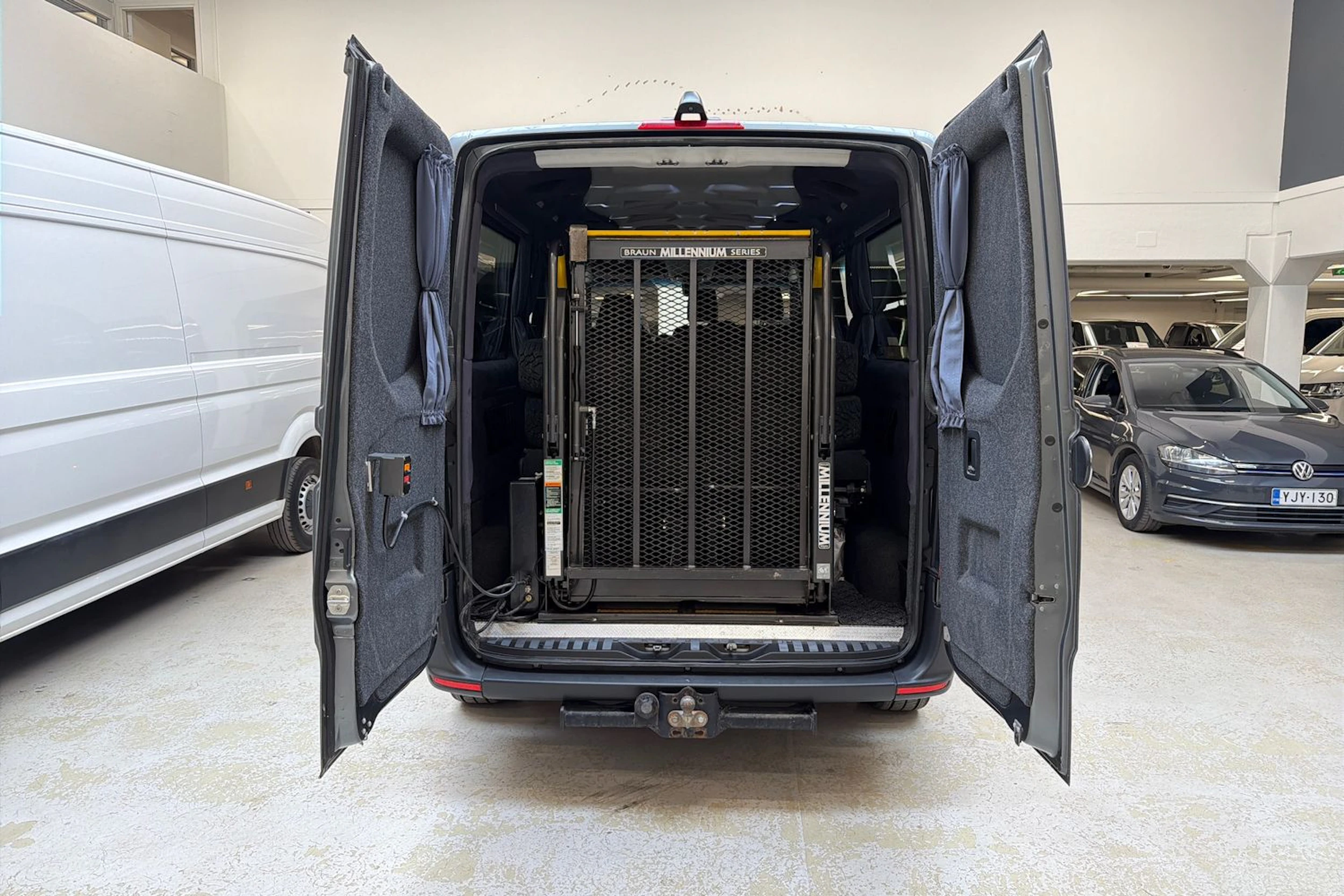 harmaa Mercedes-Benz Sprinter 2019 kuva 24.