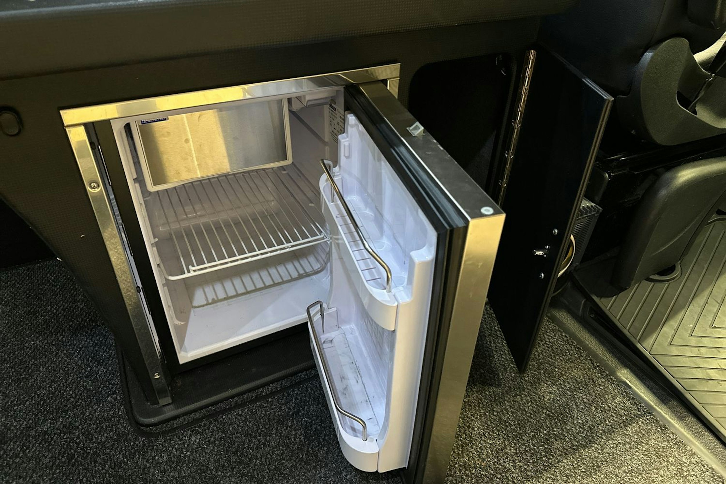 Musta Mercedes-Benz SPRINTER 2019 kuva 35.