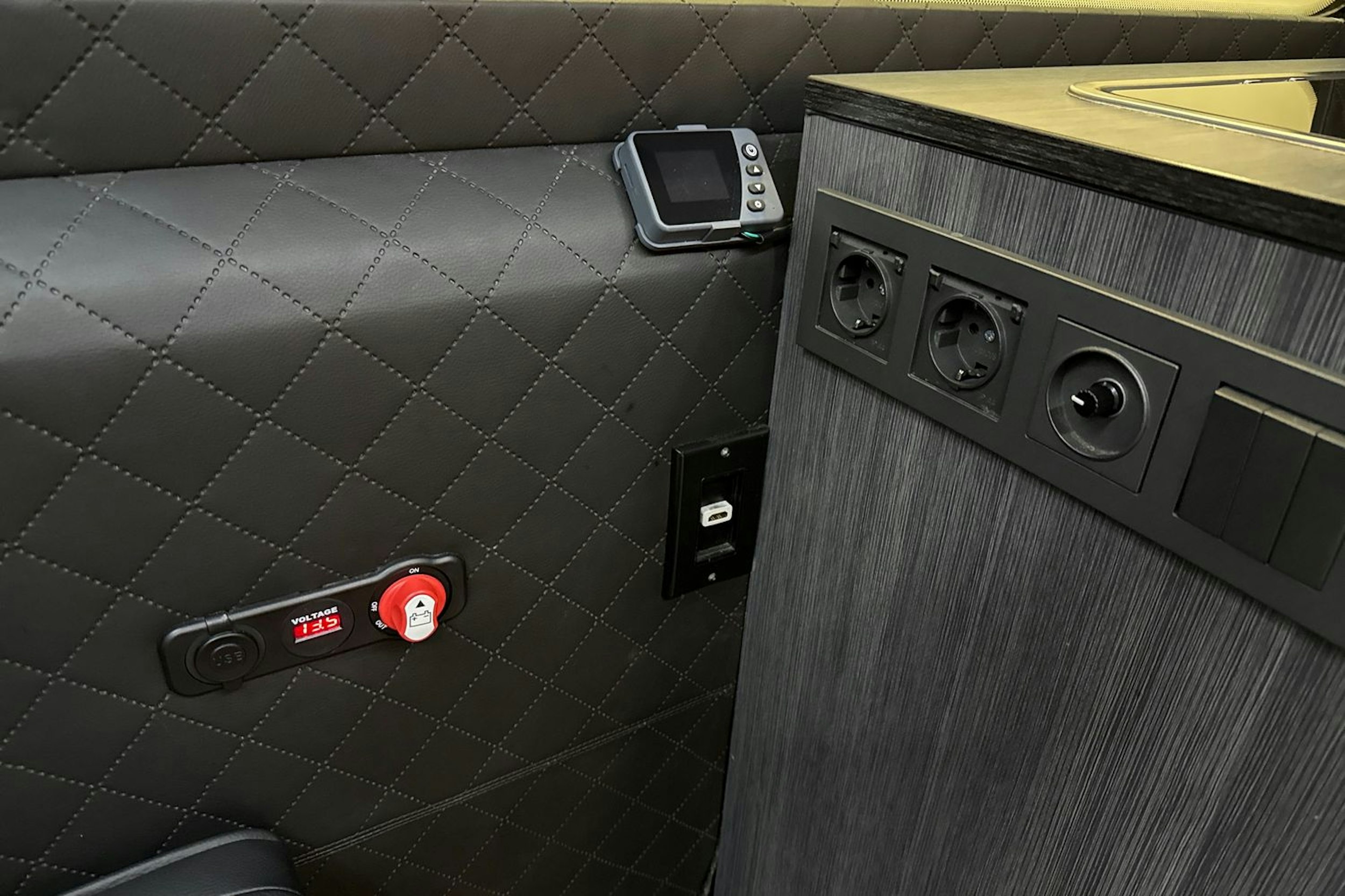 Musta Mercedes-Benz SPRINTER 2019 kuva 22.