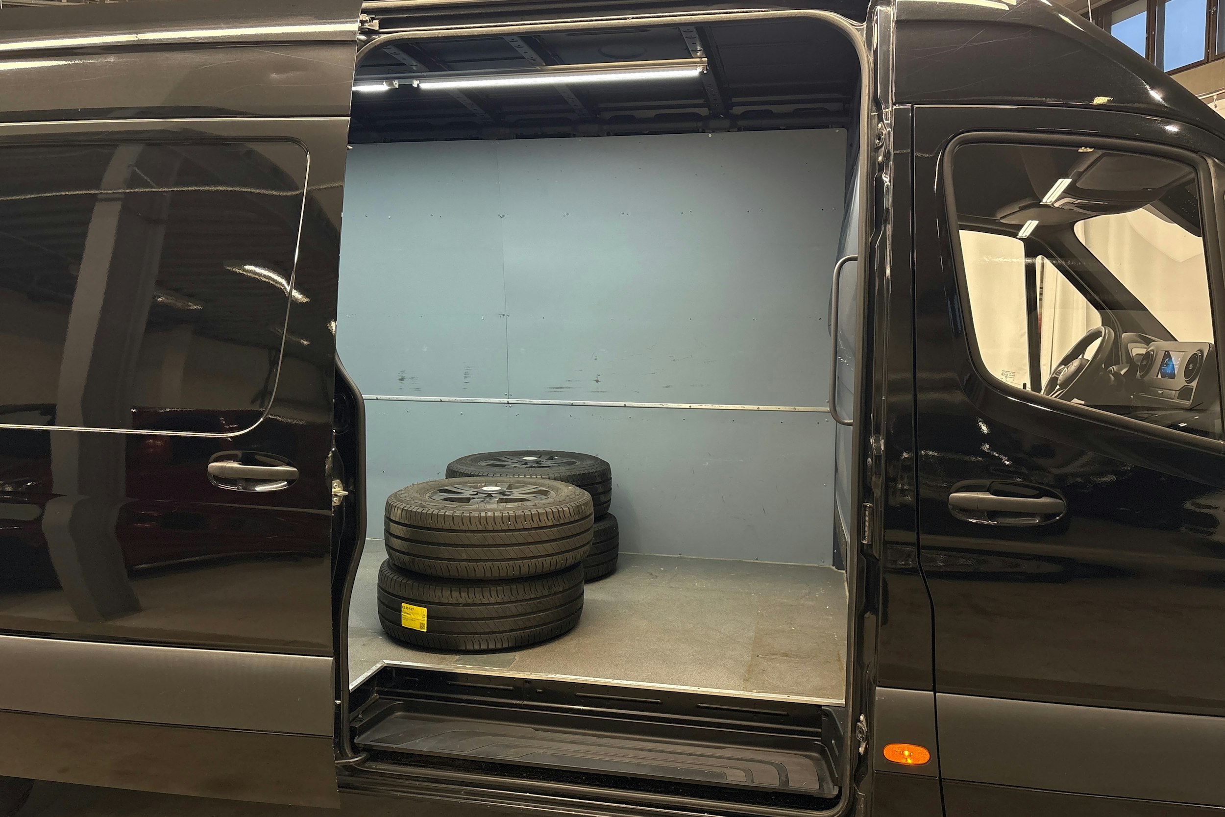 musta Mercedes-Benz Sprinter 2019 kuva 13.