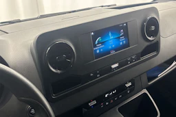 valkoinen Mercedes-Benz Sprinter 2019 kuva 16.