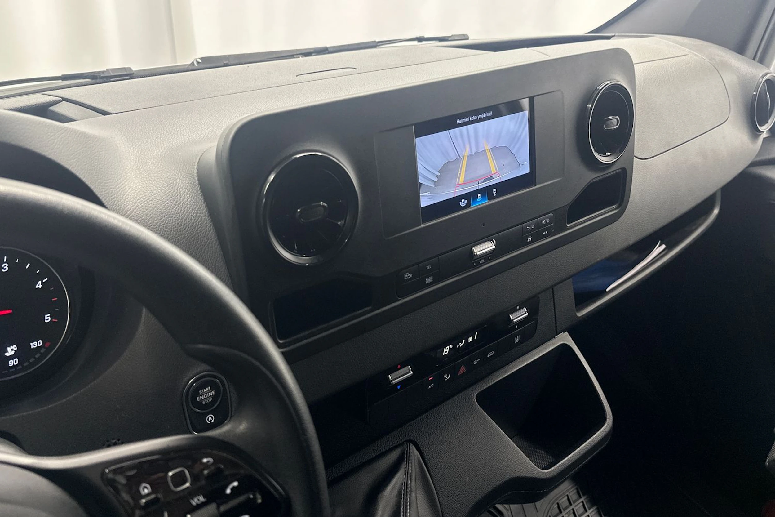 valkoinen Mercedes-Benz Sprinter 2019 kuva 17.