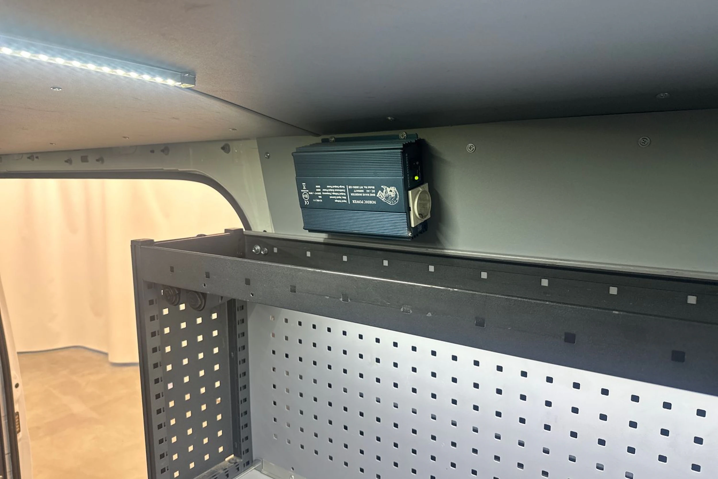 valkoinen Mercedes-Benz Sprinter 2019 kuva 22.
