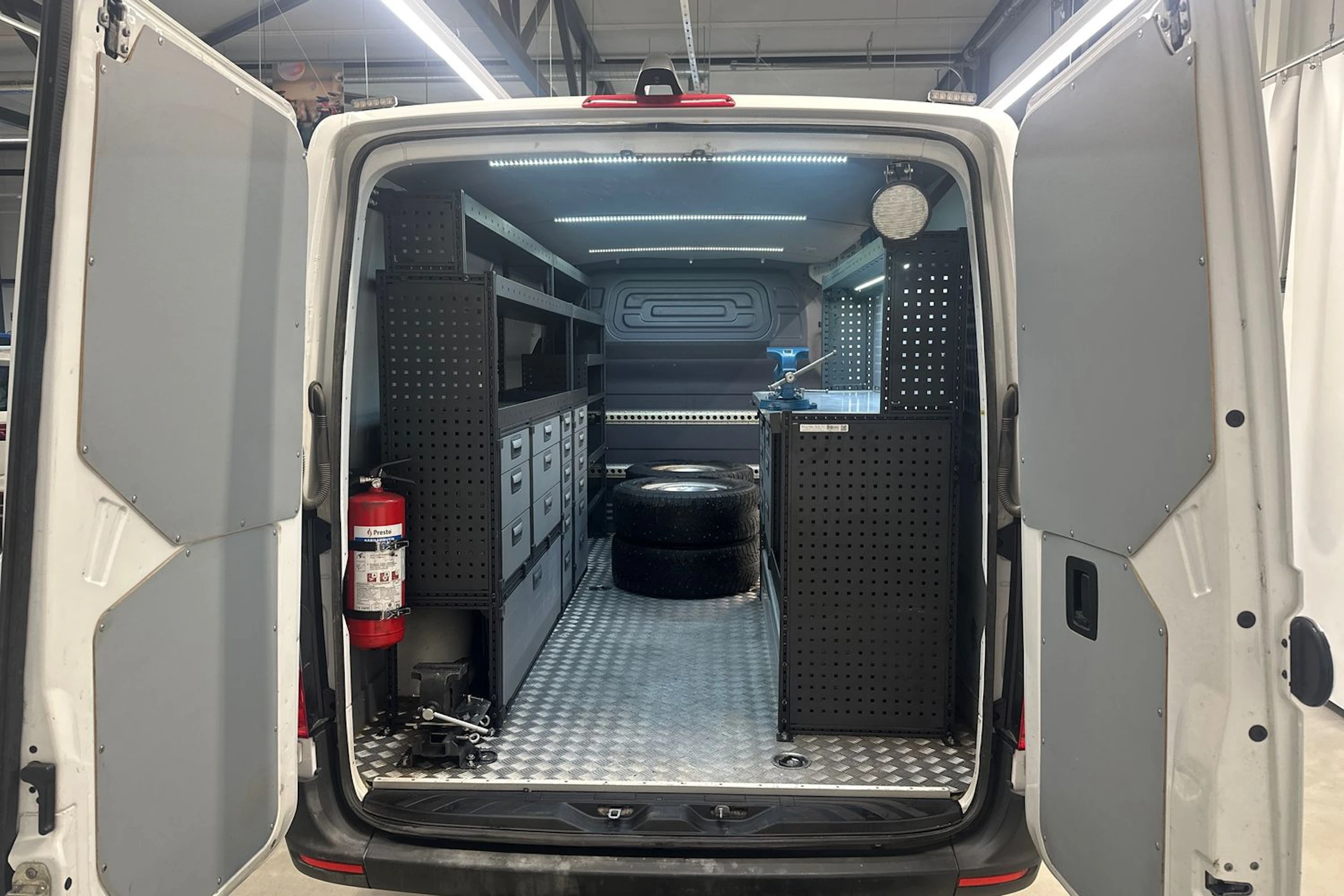 valkoinen Mercedes-Benz Sprinter 2019 kuva 23.