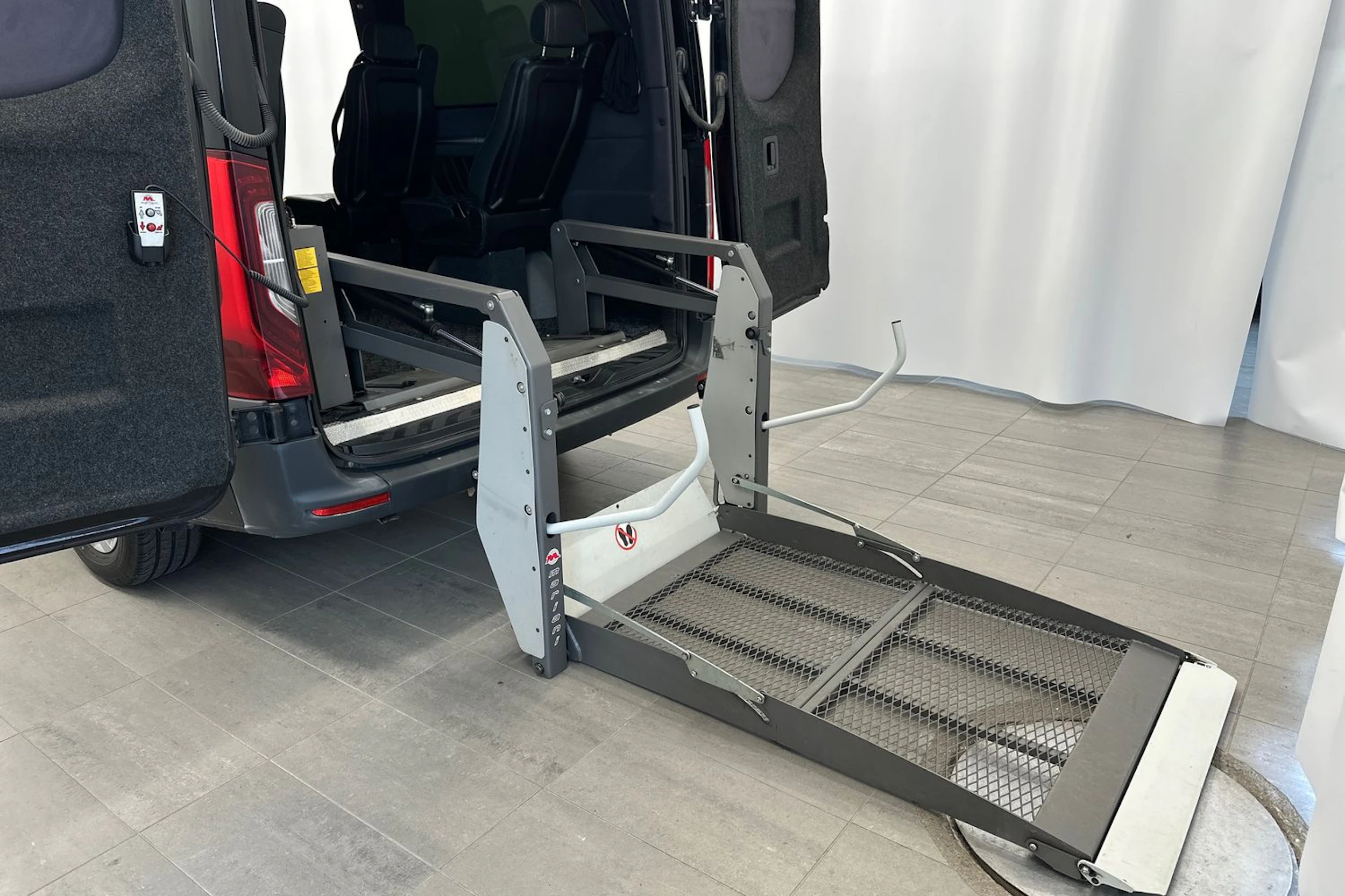 musta Mercedes-Benz Sprinter 2019 kuva 13.
