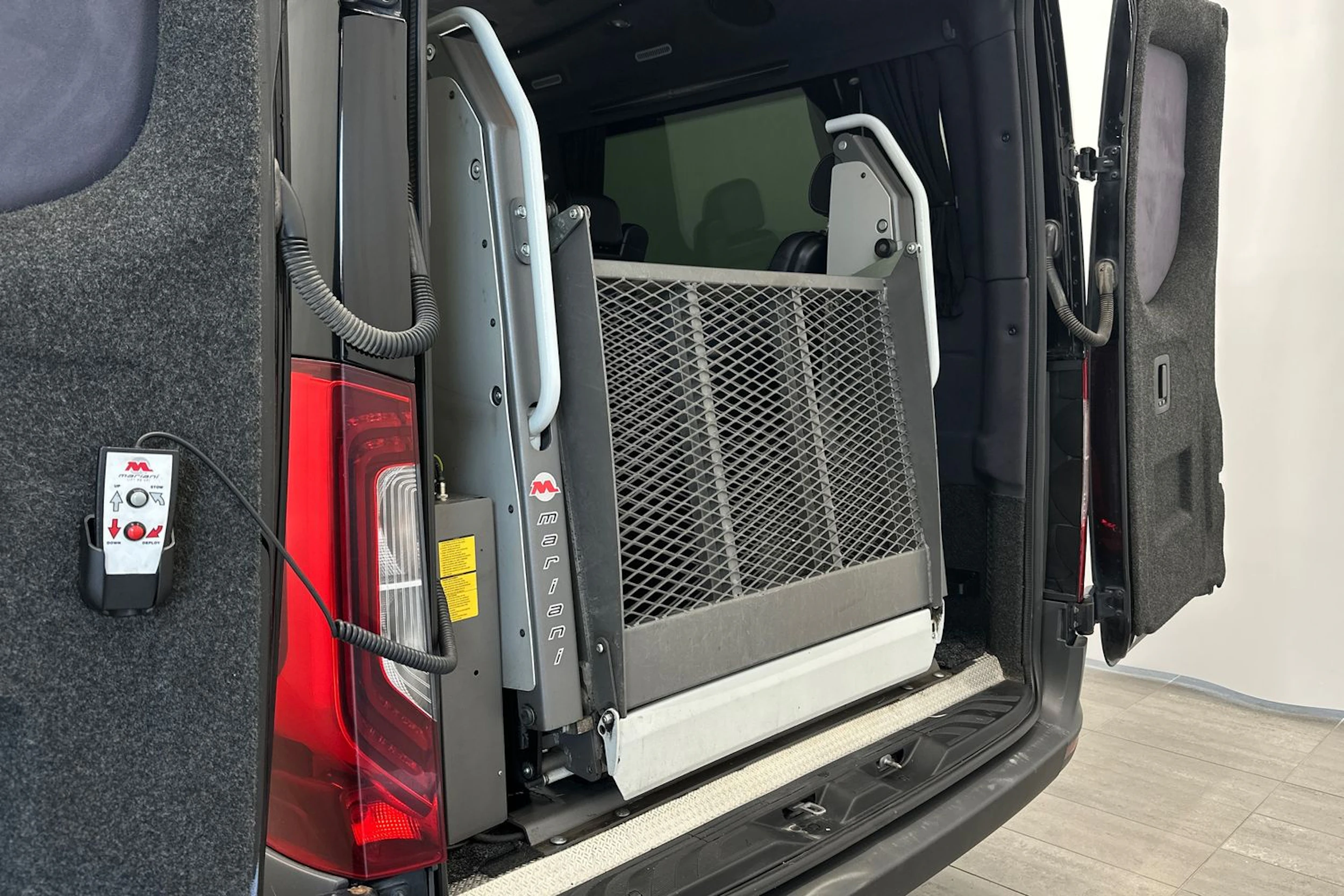musta Mercedes-Benz Sprinter 2019 kuva 14.