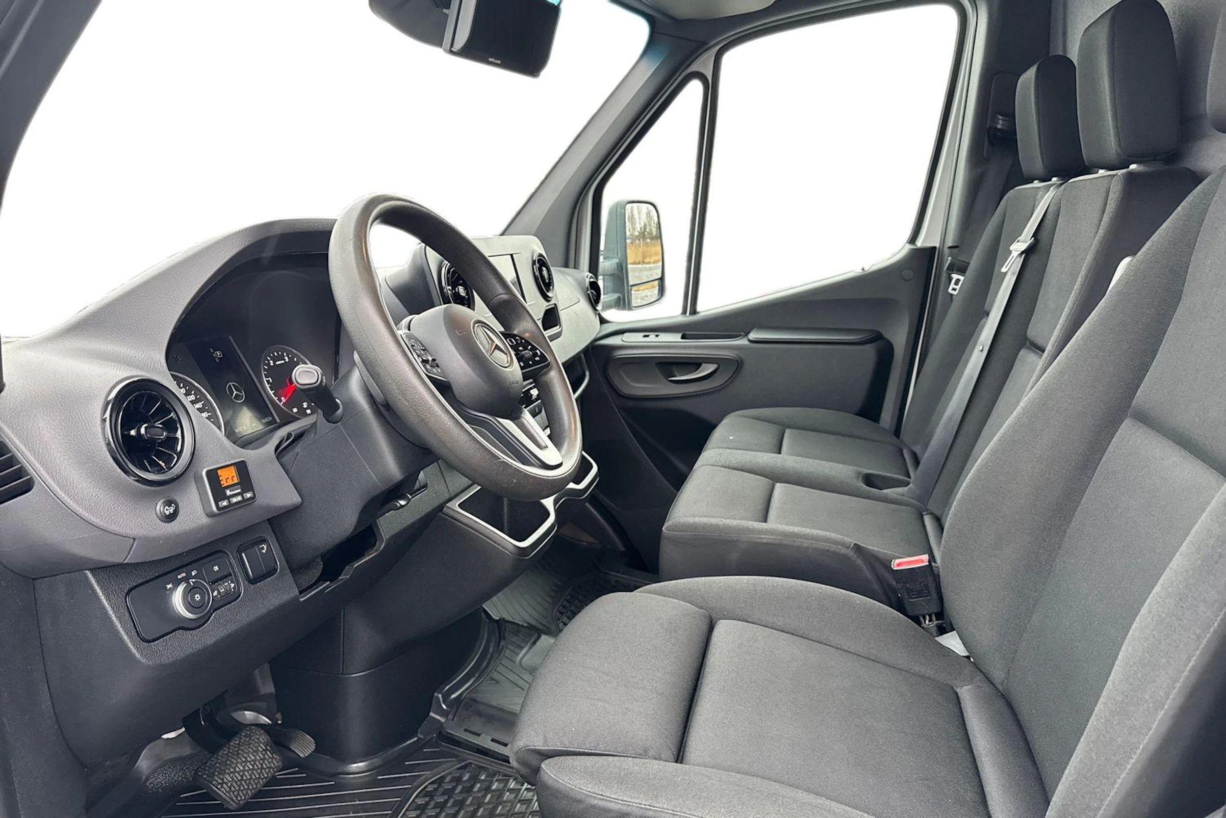 valkoinen Mercedes-Benz Sprinter 2019 kuva 8.