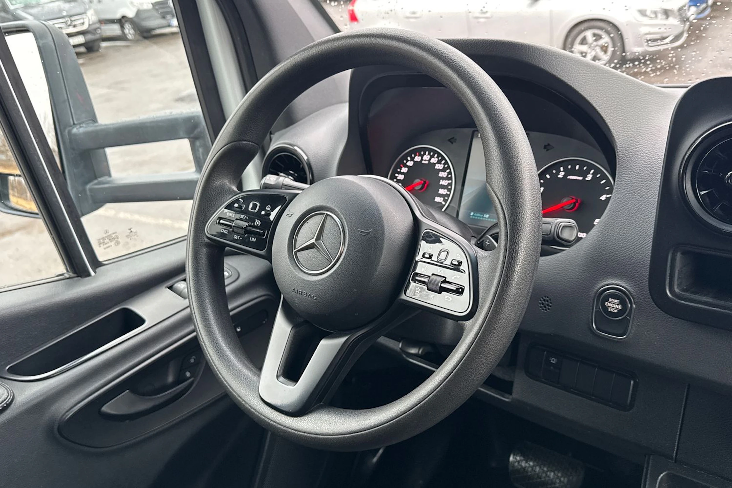 valkoinen Mercedes-Benz Sprinter 2019 kuva 13.