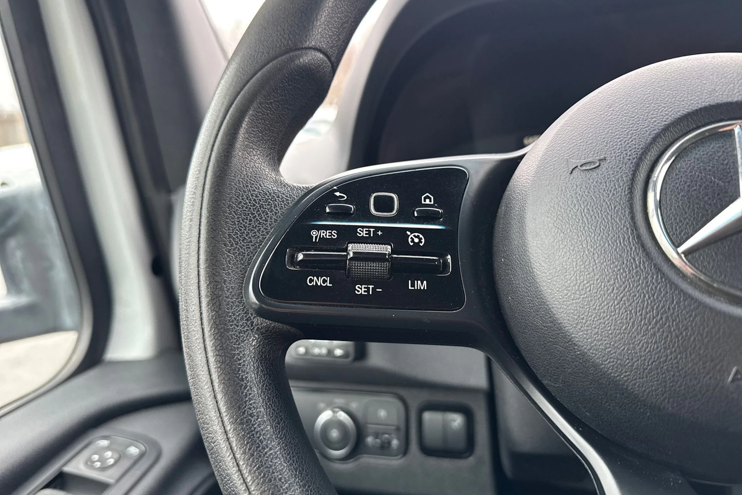 valkoinen Mercedes-Benz Sprinter 2019 kuva 15.