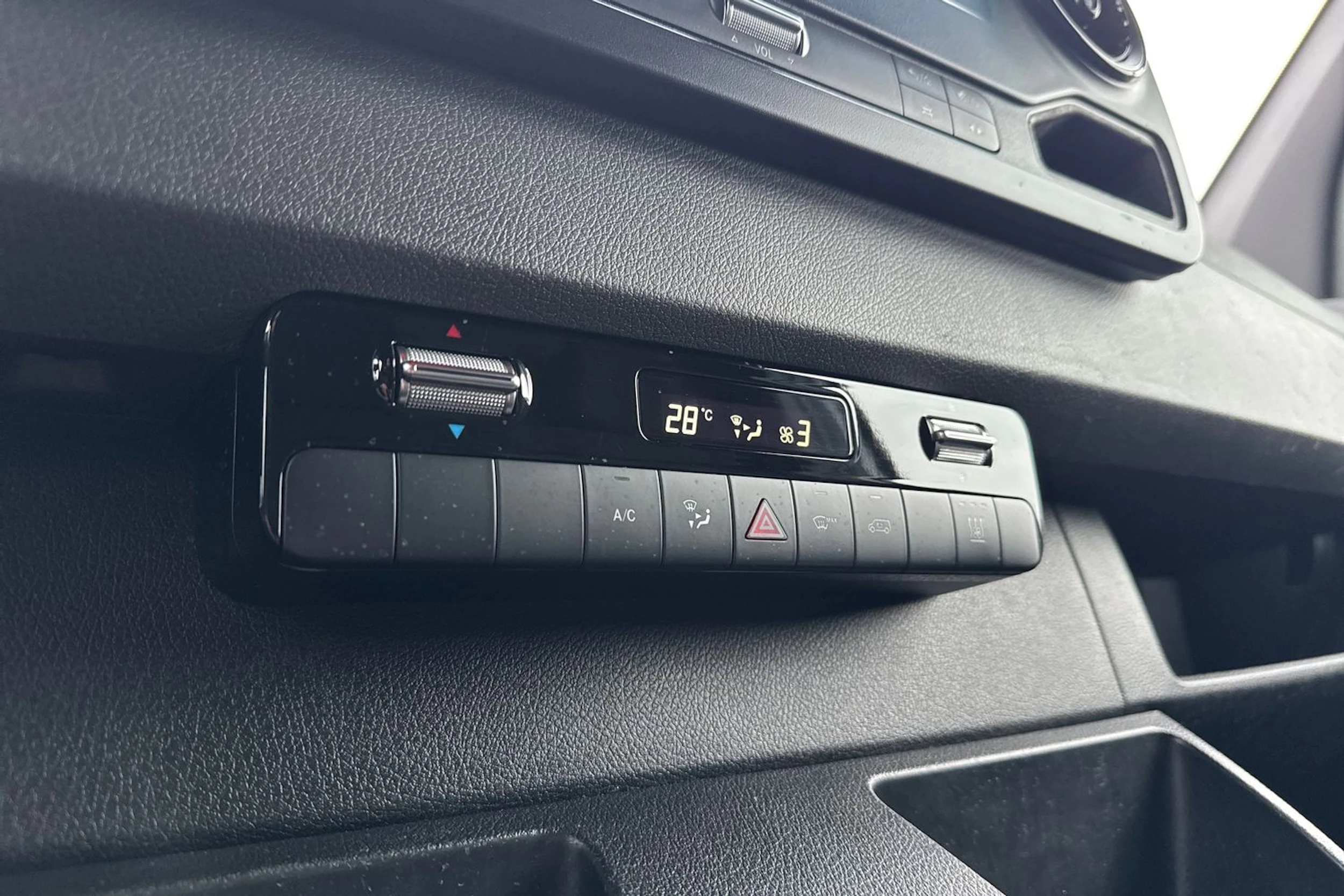valkoinen Mercedes-Benz Sprinter 2019 kuva 18.