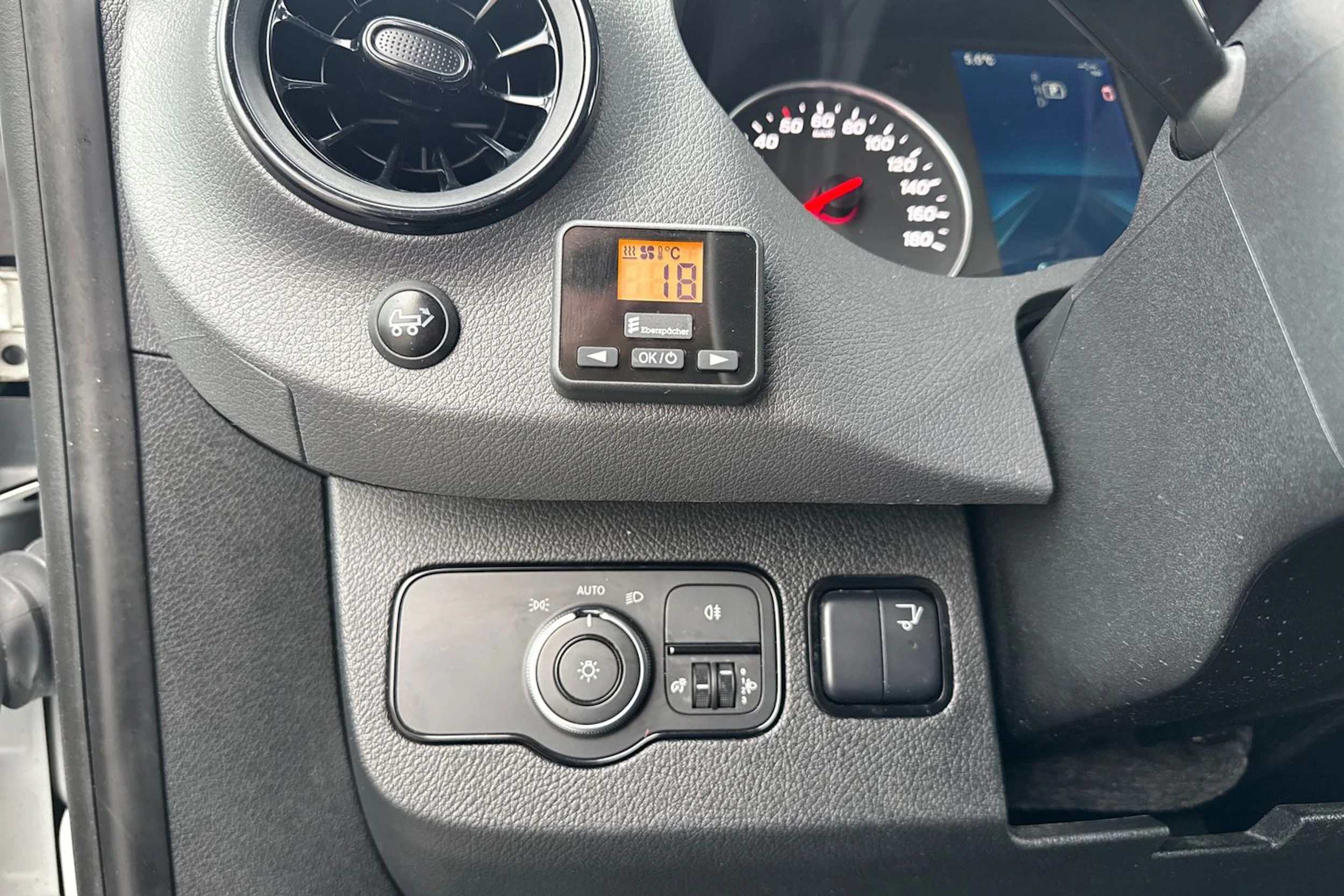 valkoinen Mercedes-Benz Sprinter 2019 kuva 22.