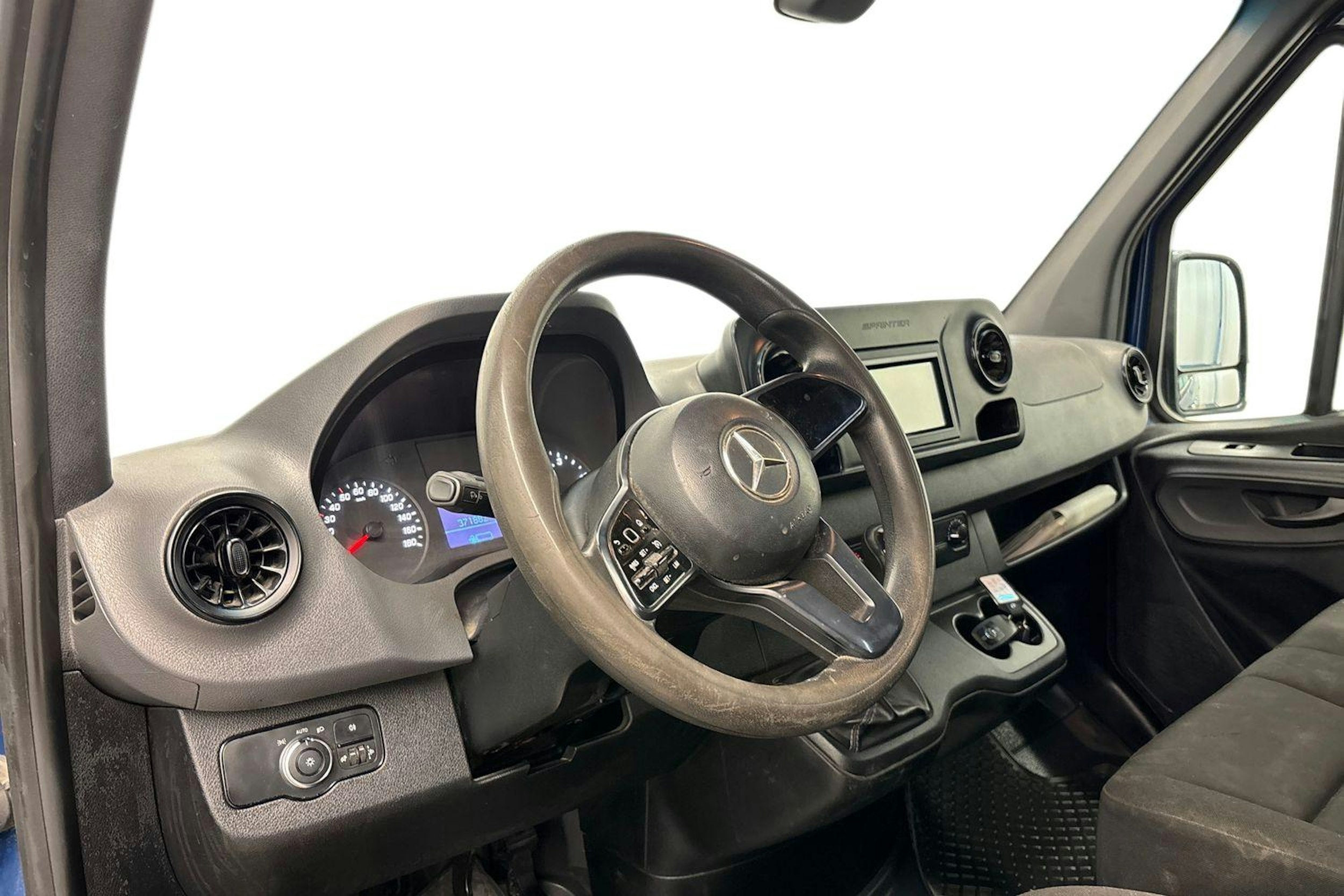 sininen Mercedes-Benz Sprinter 2019 kuva 7.