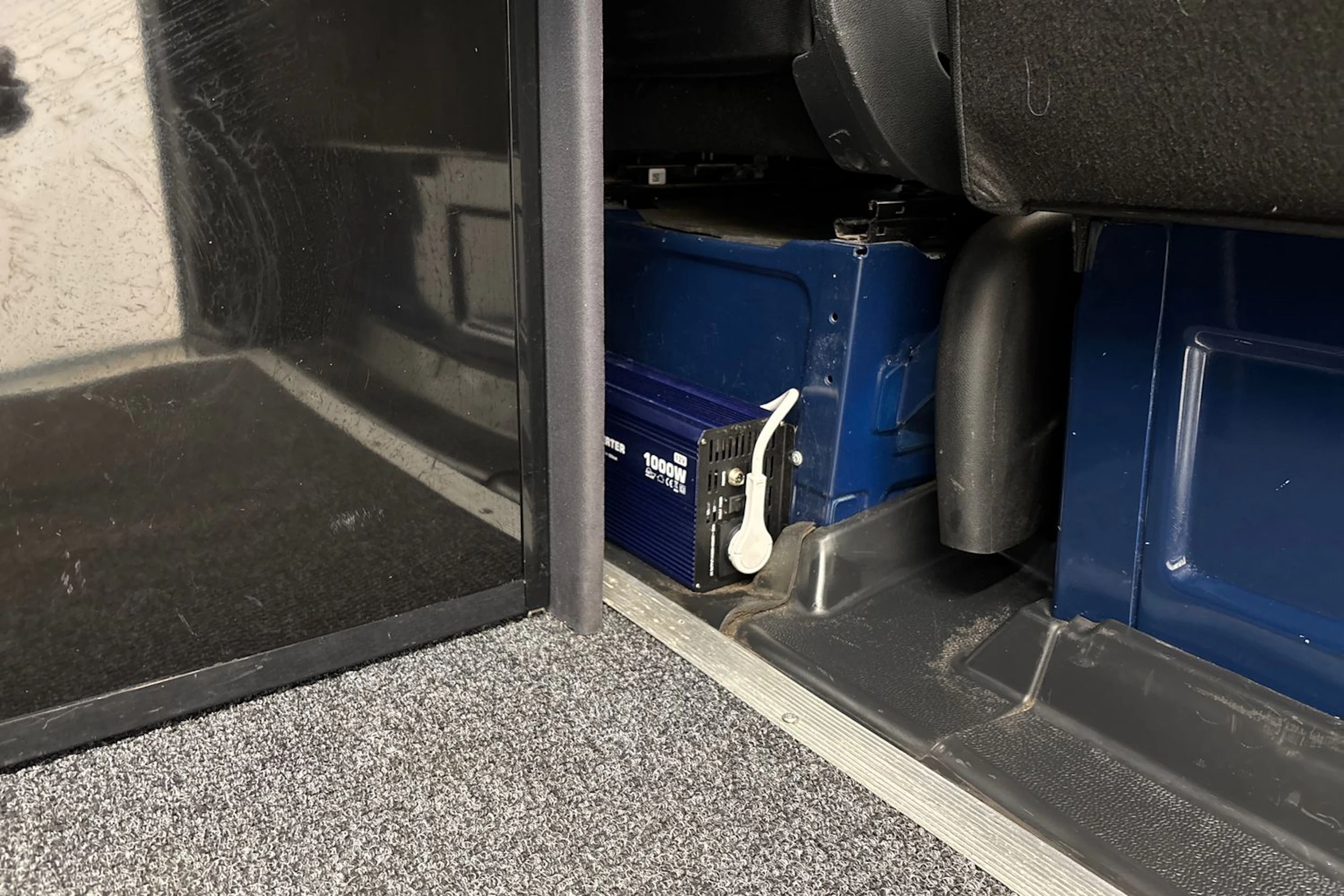 sininen Mercedes-Benz Sprinter 2019 kuva 26.
