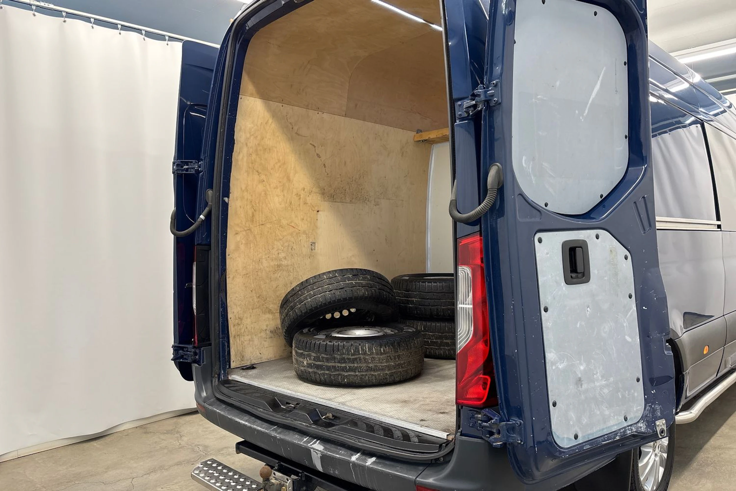 sininen Mercedes-Benz Sprinter 2019 kuva 28.