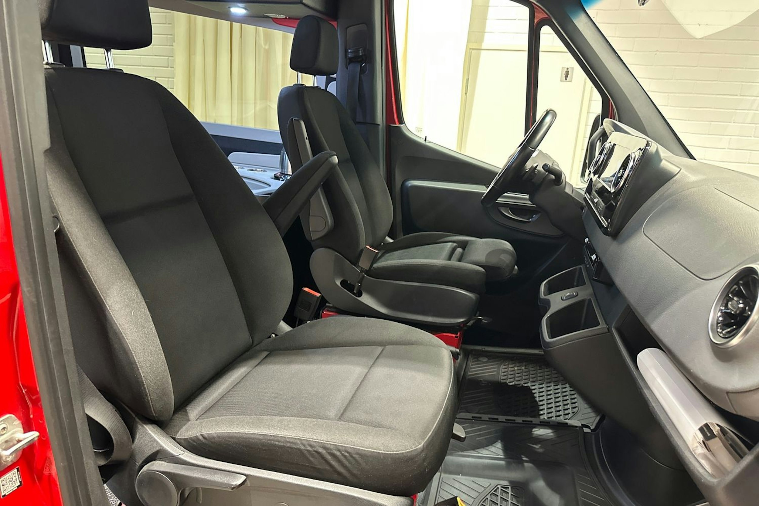 Punainen Mercedes-Benz SPRINTER 2019 kuva 33.