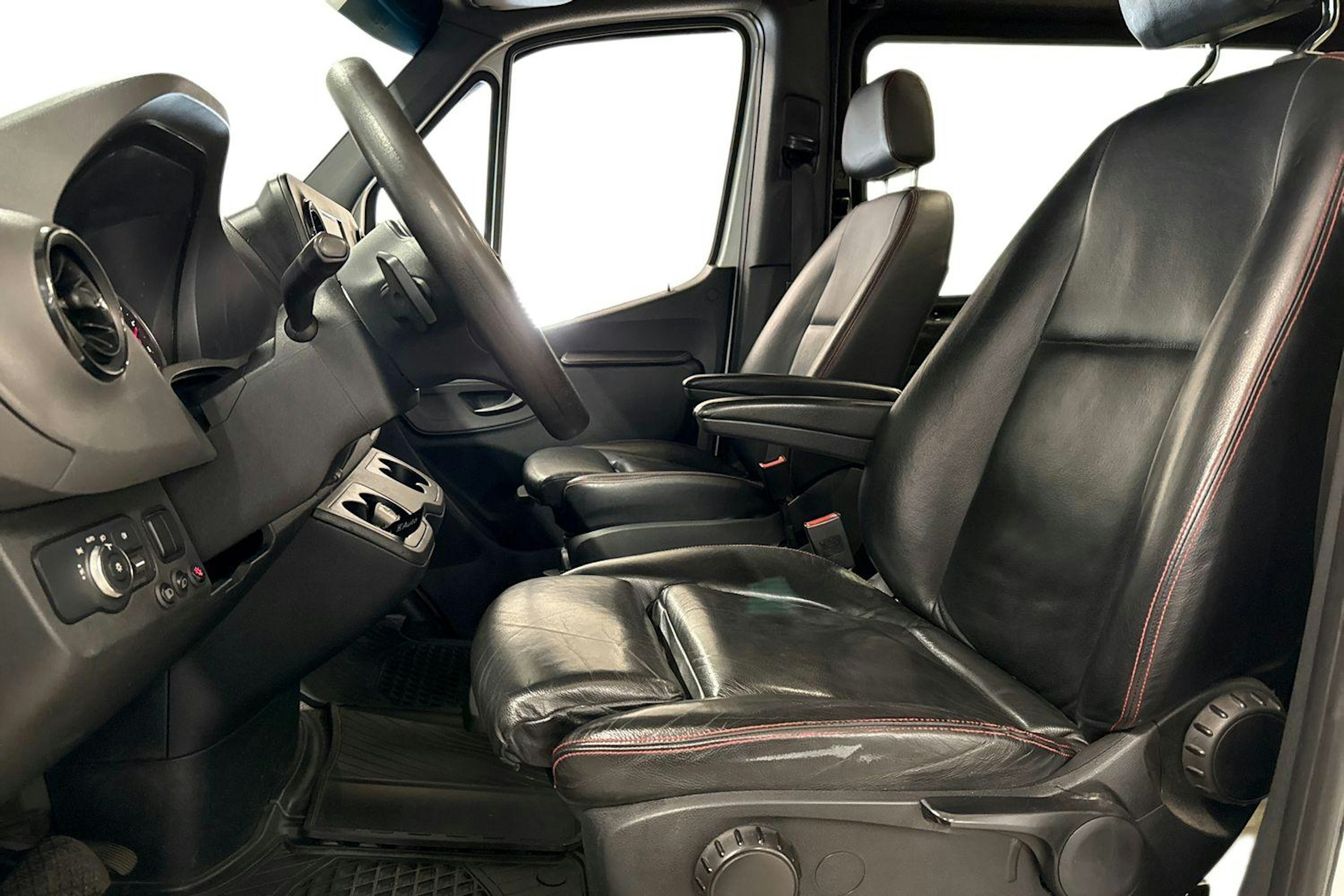 valkoinen Mercedes-Benz Sprinter 2019 kuva 6.