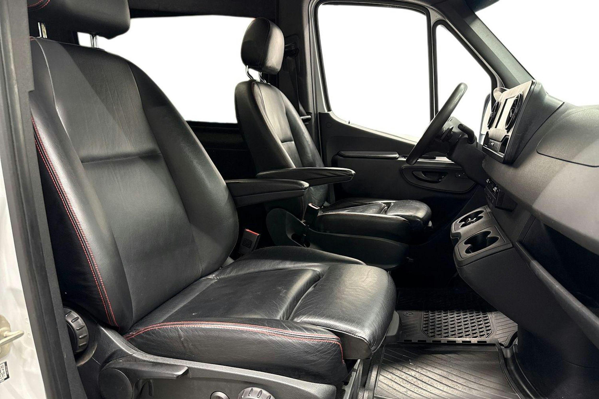 valkoinen Mercedes-Benz Sprinter 2019 kuva 8.