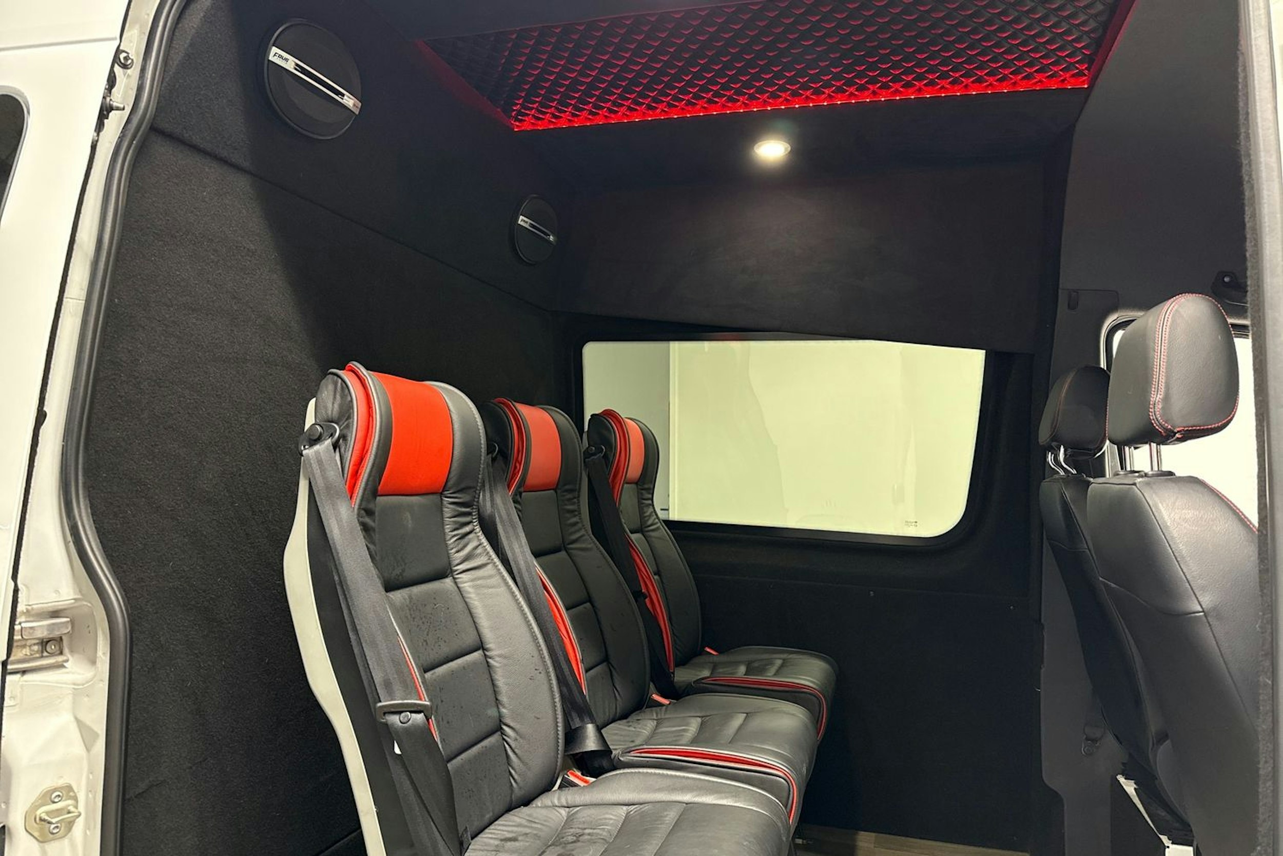 valkoinen Mercedes-Benz Sprinter 2019 kuva 10.
