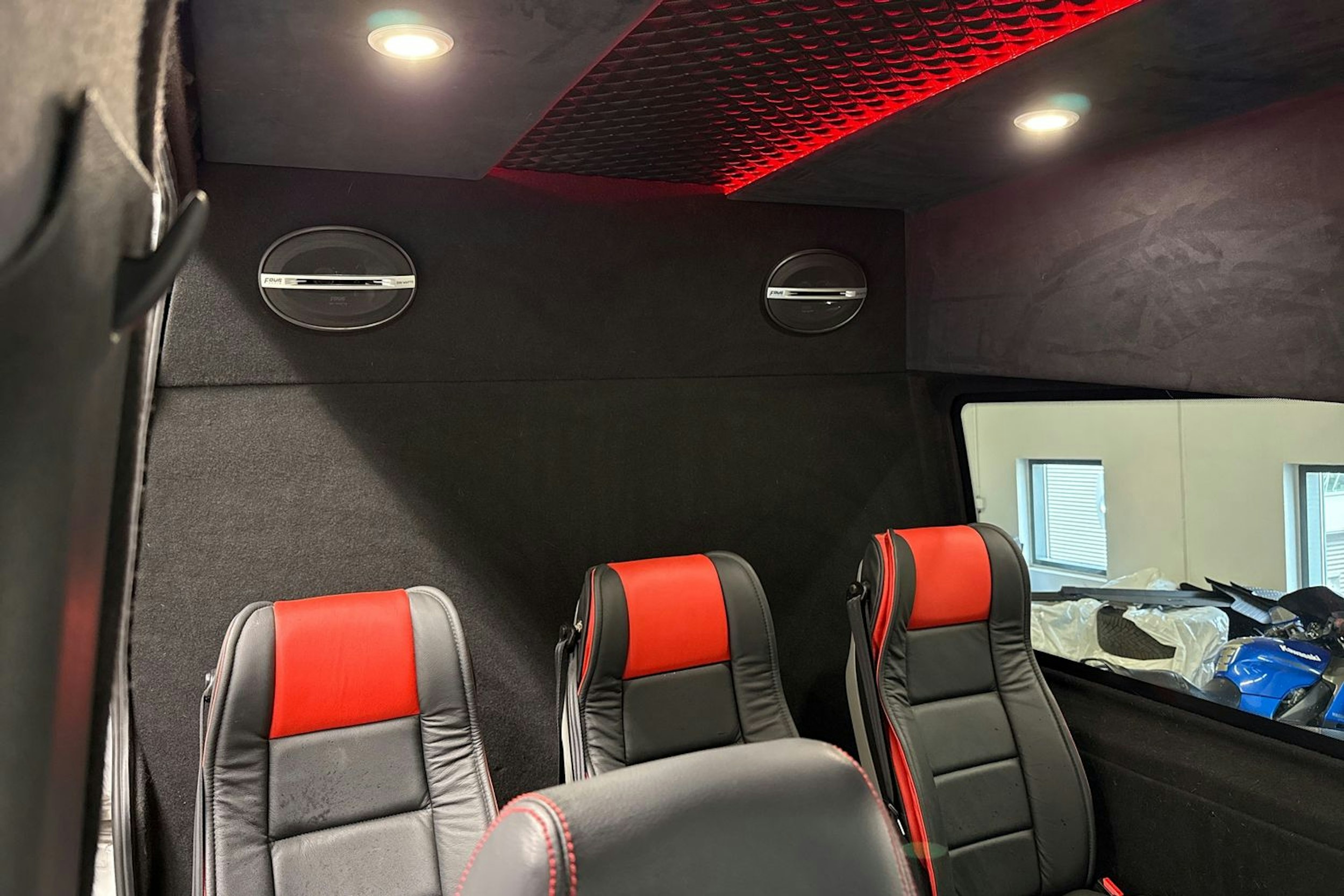 valkoinen Mercedes-Benz Sprinter 2019 kuva 12.