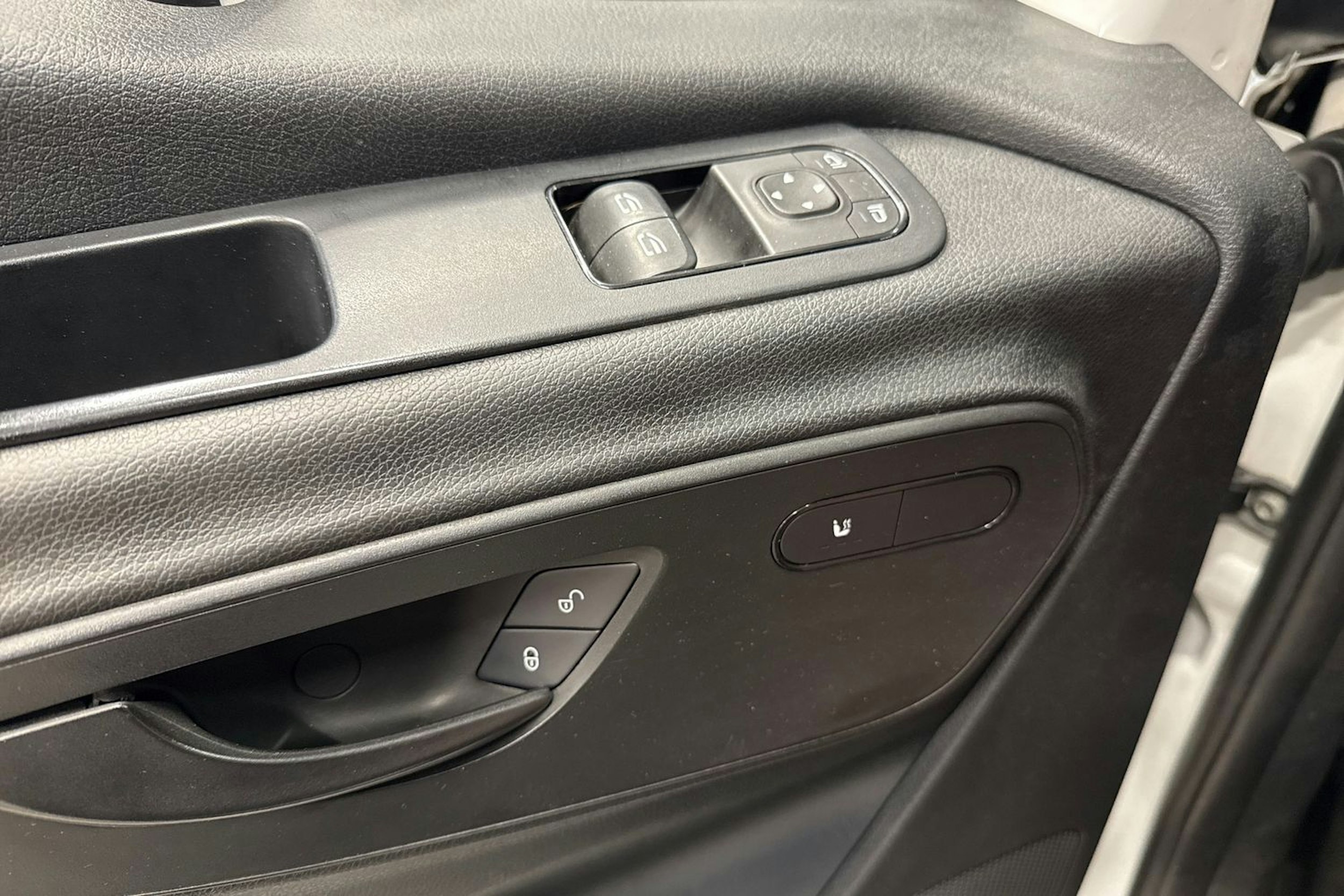 valkoinen Mercedes-Benz Sprinter 2019 kuva 21.