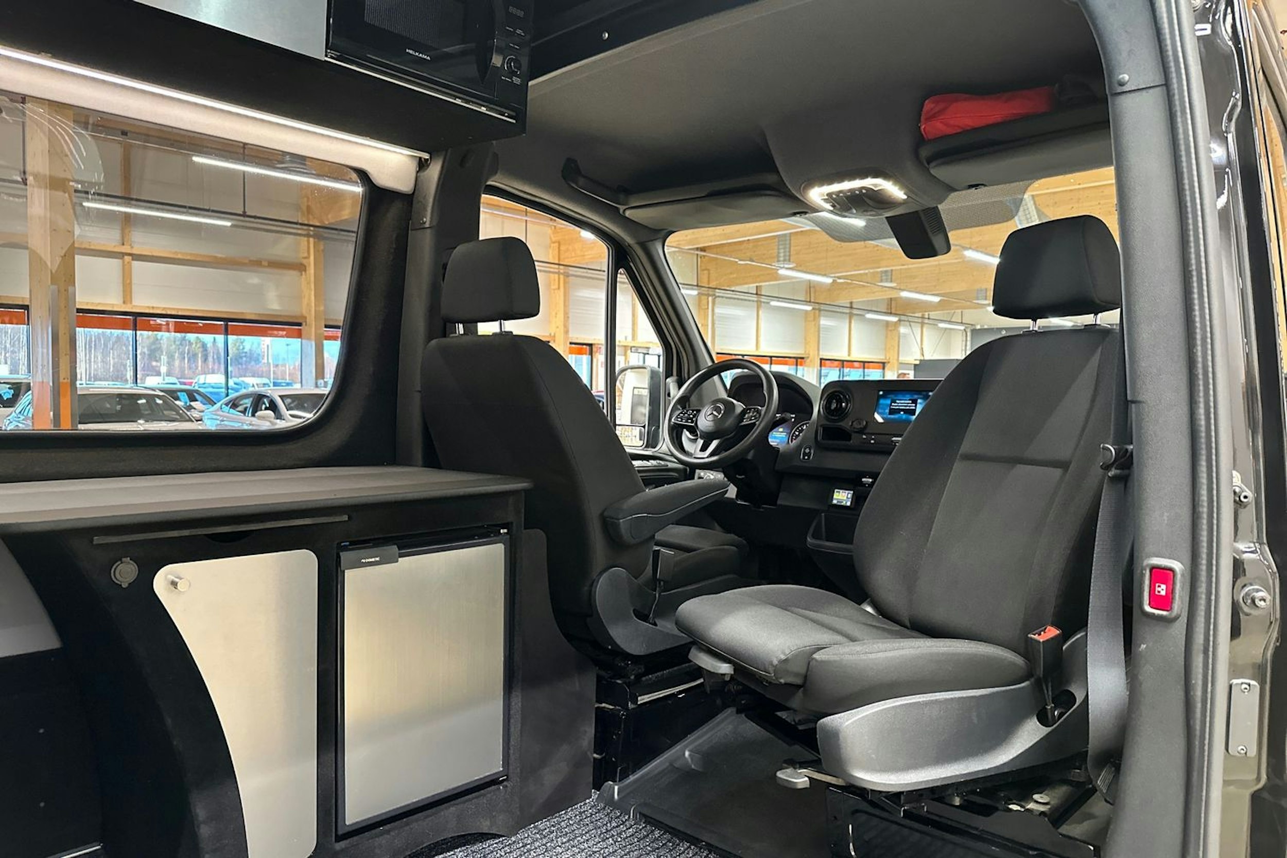 musta Mercedes-Benz Sprinter 2019 kuva 11.