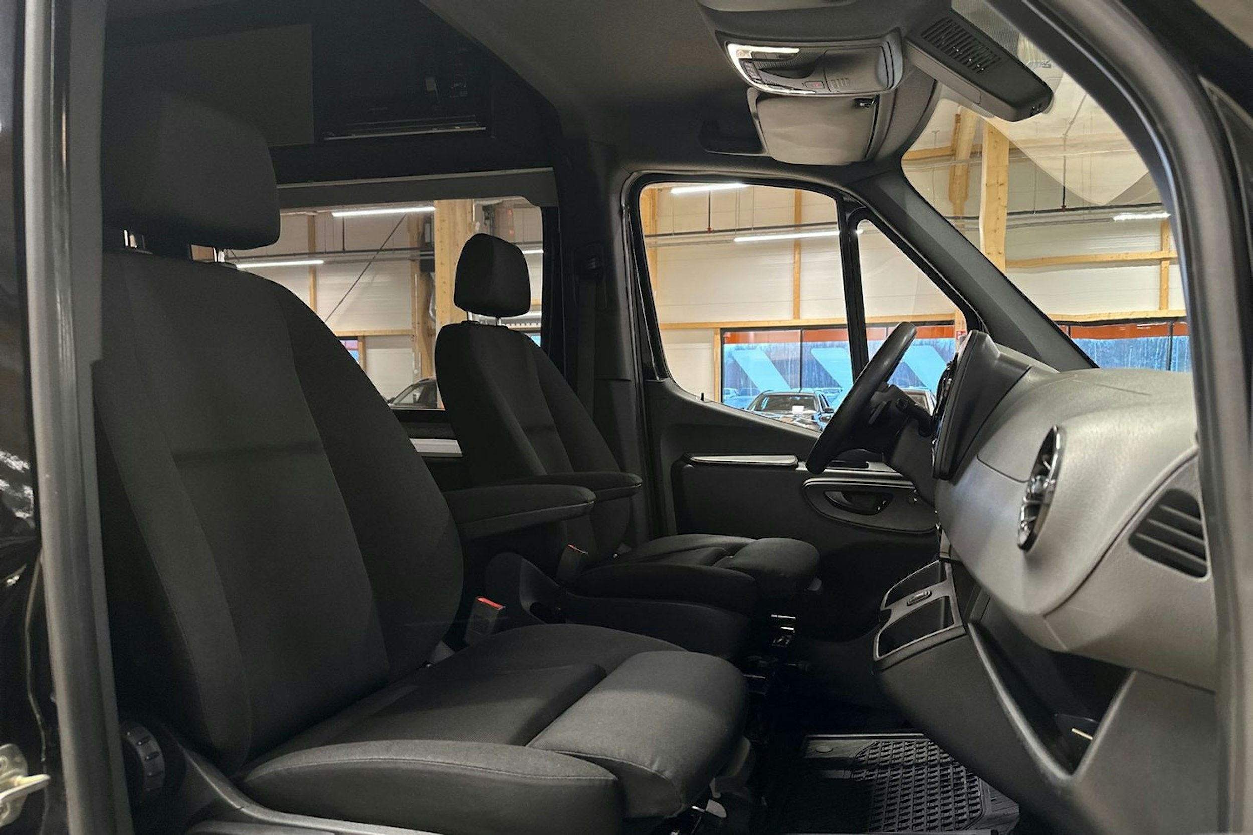 musta Mercedes-Benz Sprinter 2019 kuva 31.
