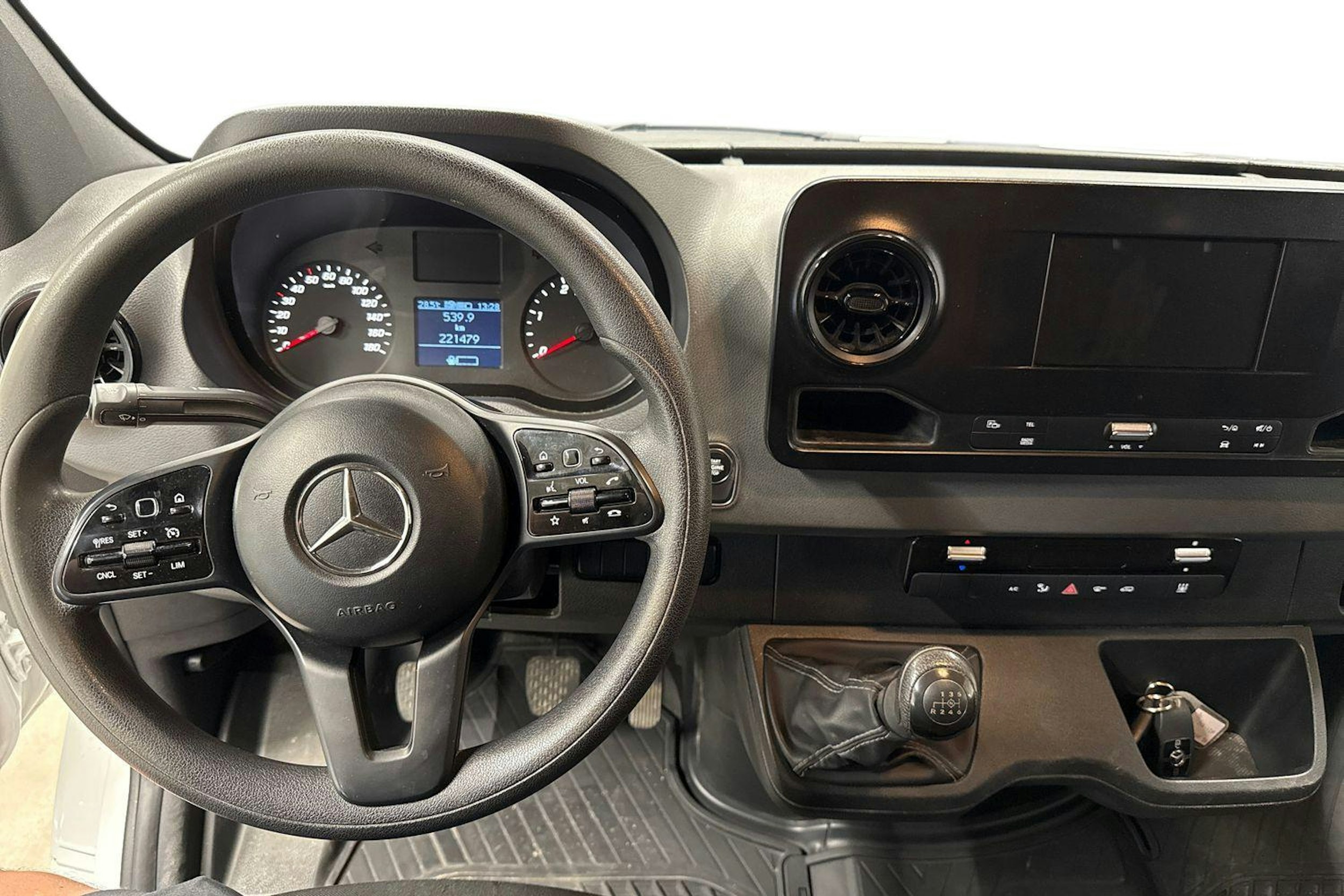 valkoinen Mercedes-Benz Sprinter 2019 kuva 9.