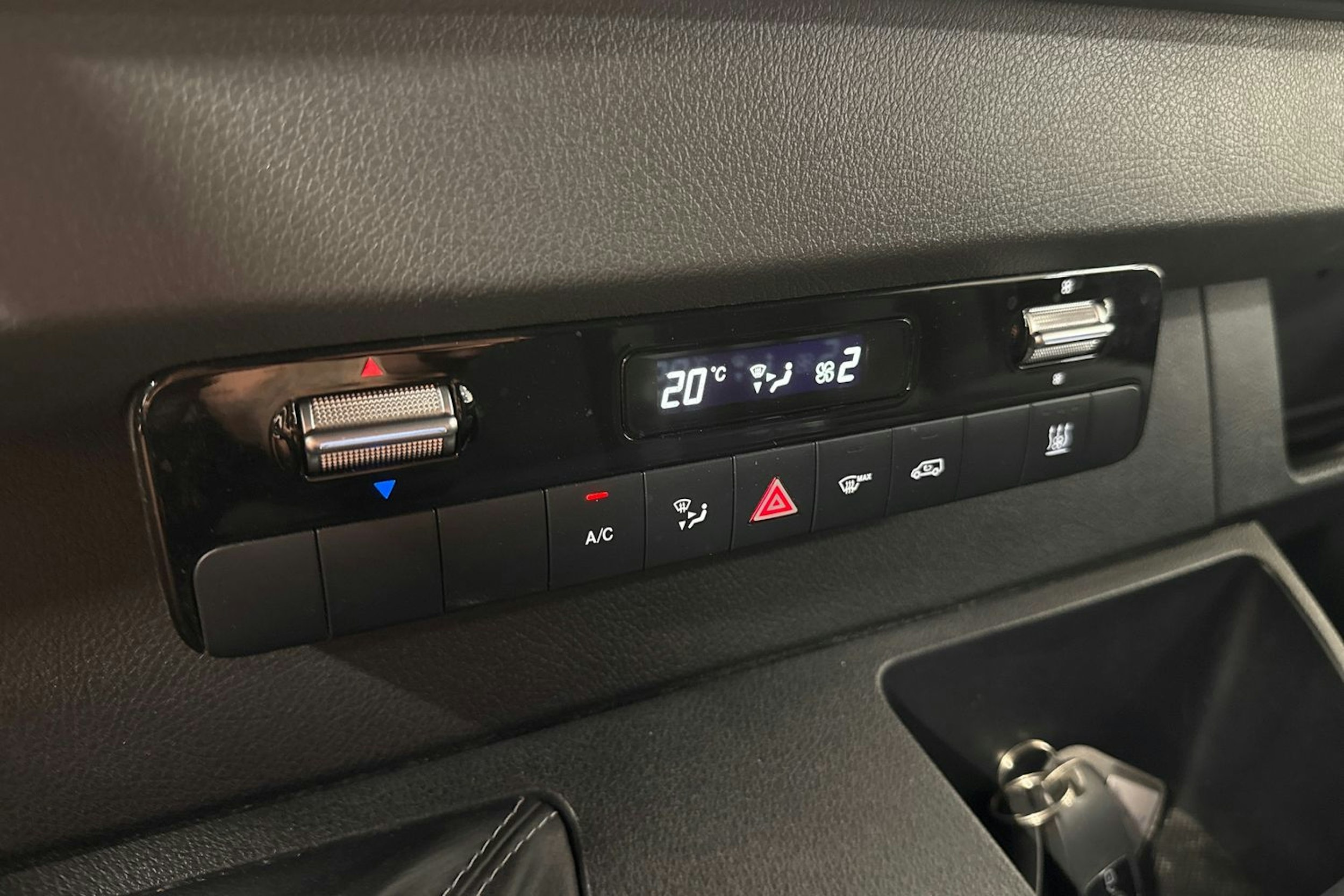 valkoinen Mercedes-Benz Sprinter 2019 kuva 21.