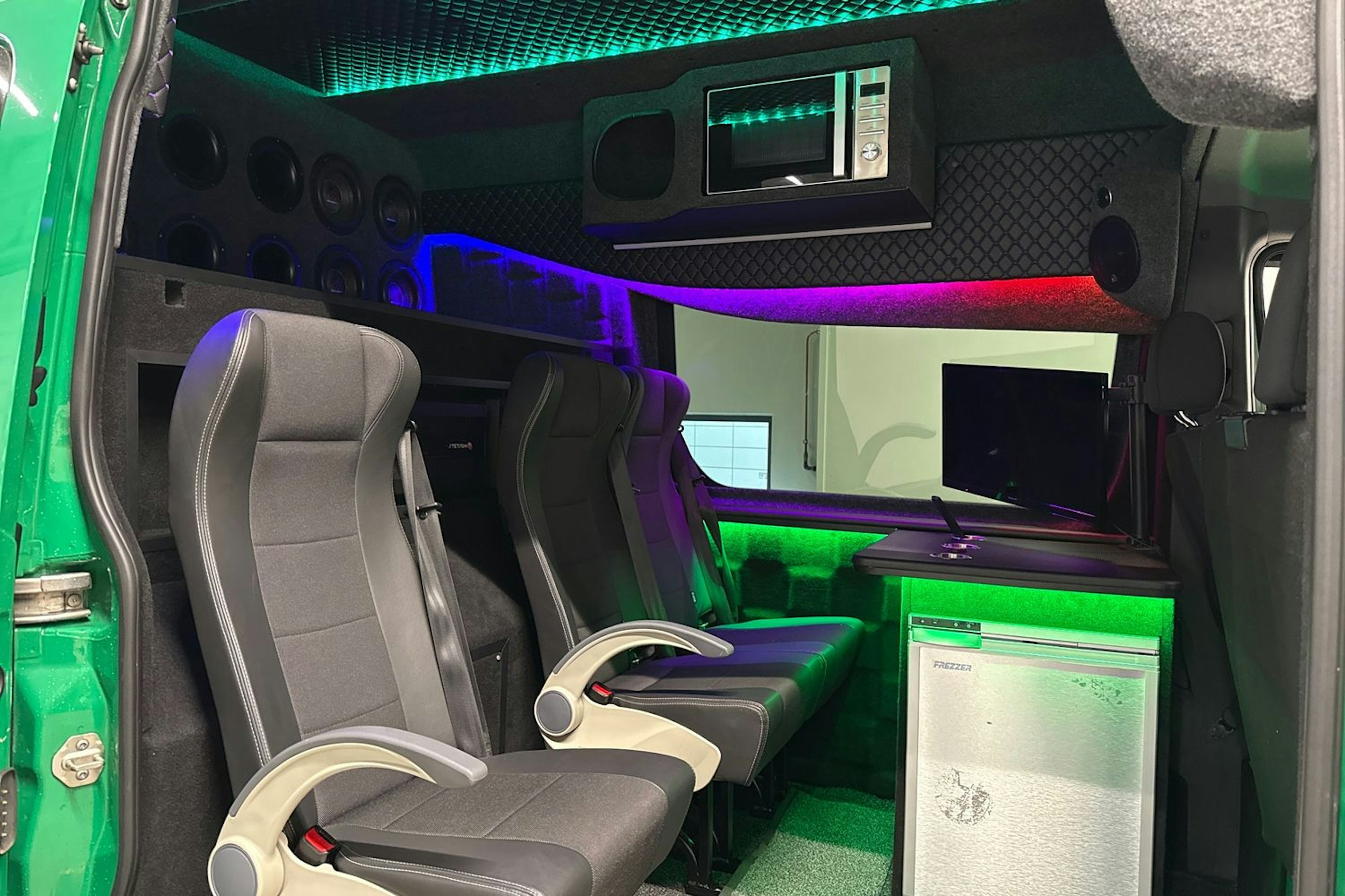 vihreä Mercedes-Benz Sprinter 2019 kuva 11.