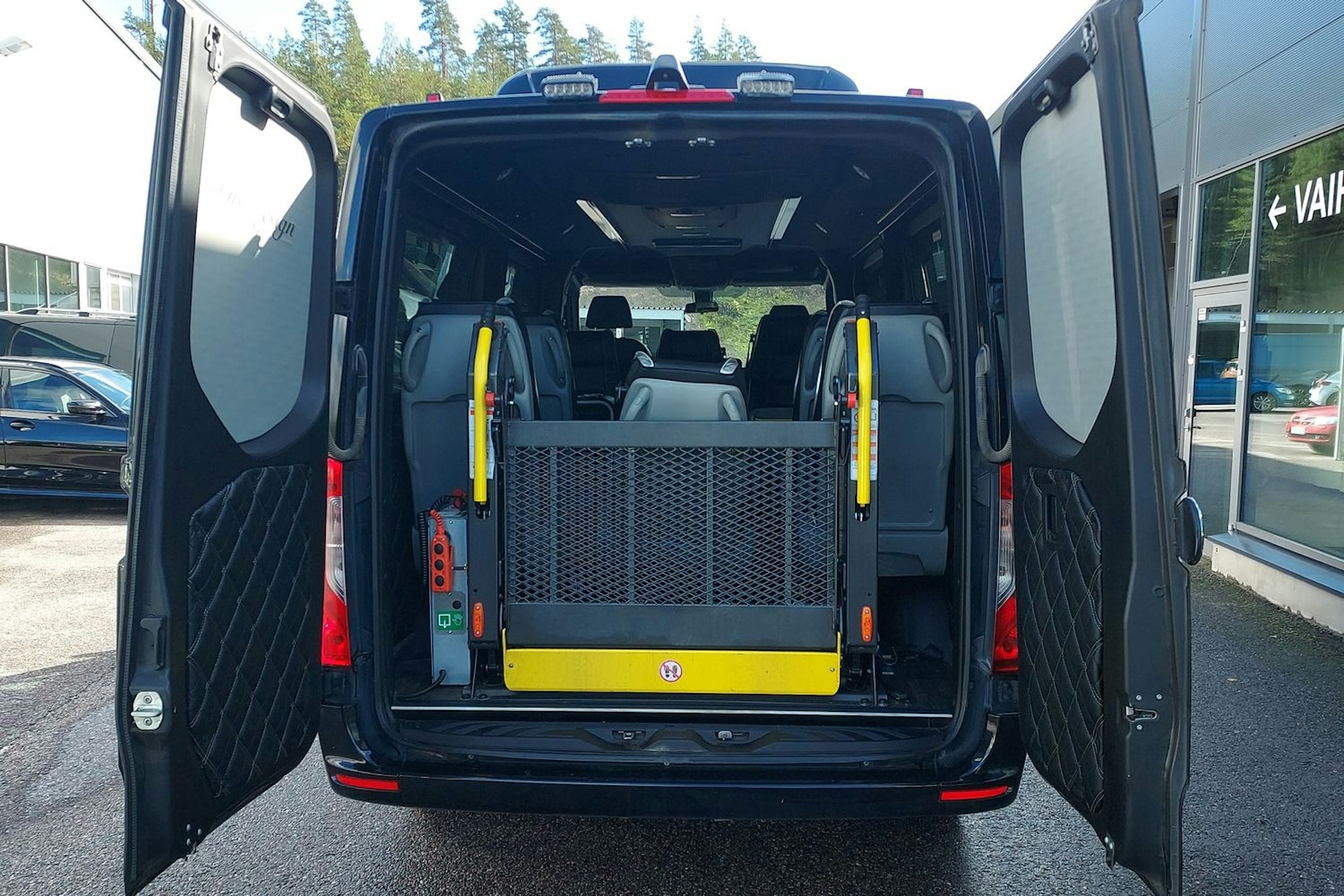 musta Mercedes-Benz Sprinter 2019 kuva 17.