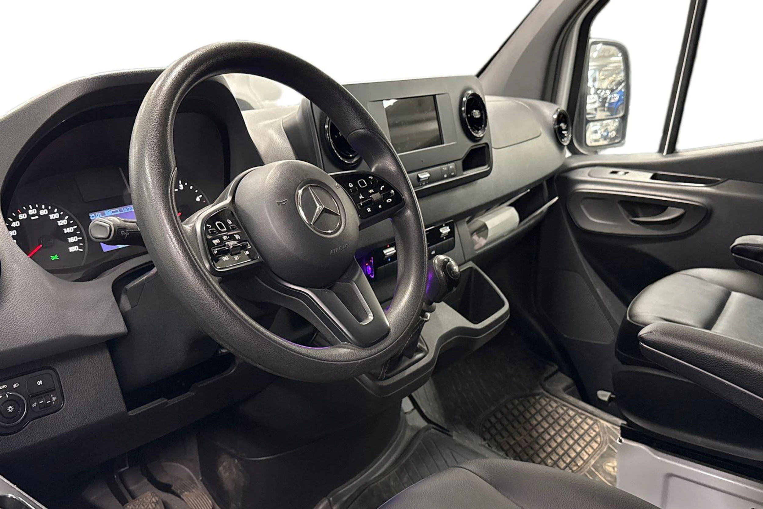 valkoinen Mercedes-Benz Sprinter 2019 kuva 3.