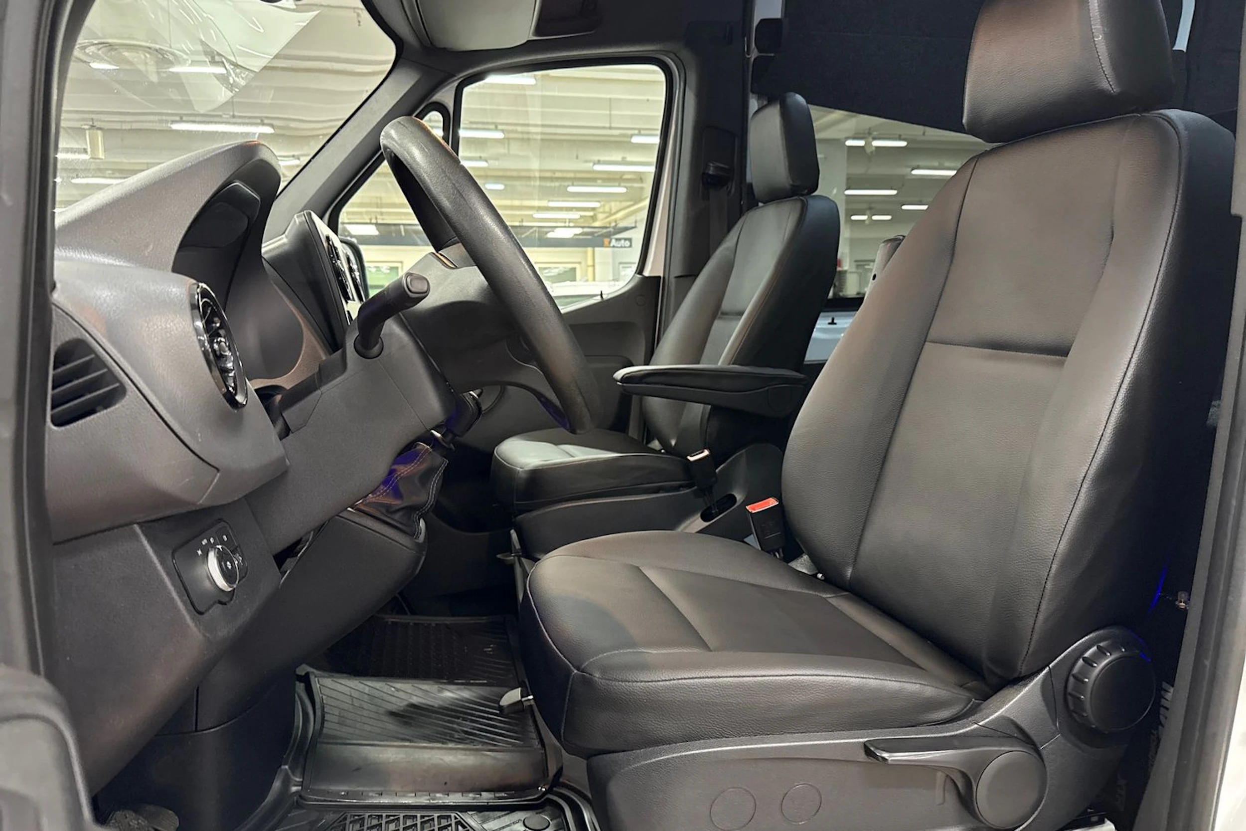 valkoinen Mercedes-Benz Sprinter 2019 kuva 19.