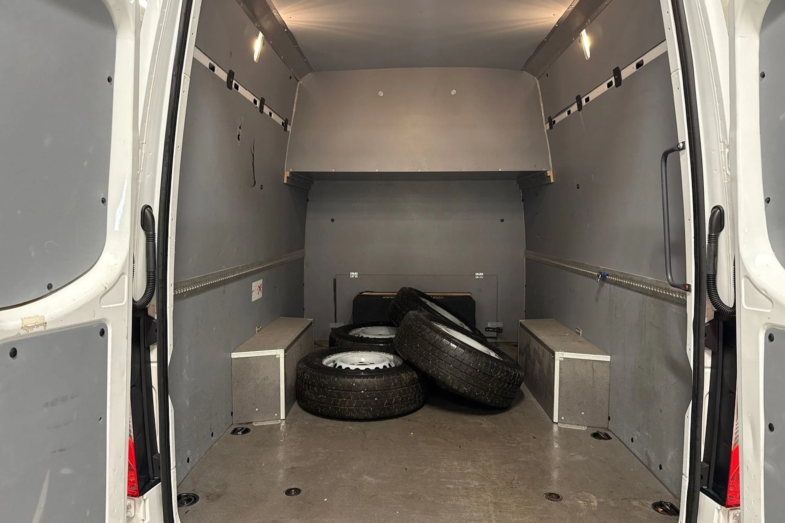valkoinen Mercedes-Benz Sprinter 2019 kuva 20.