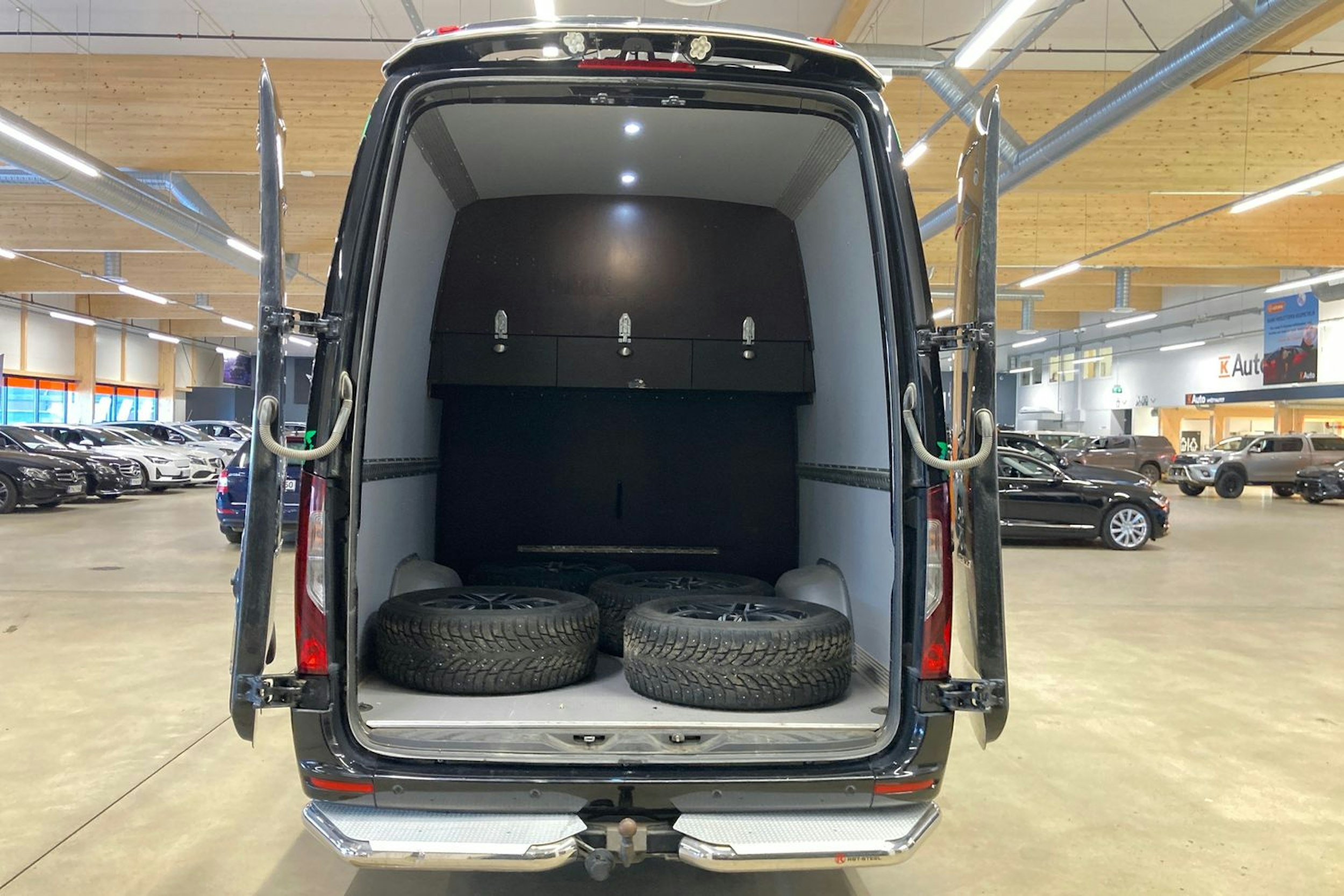 musta Mercedes-Benz Sprinter 2019 kuva 40.