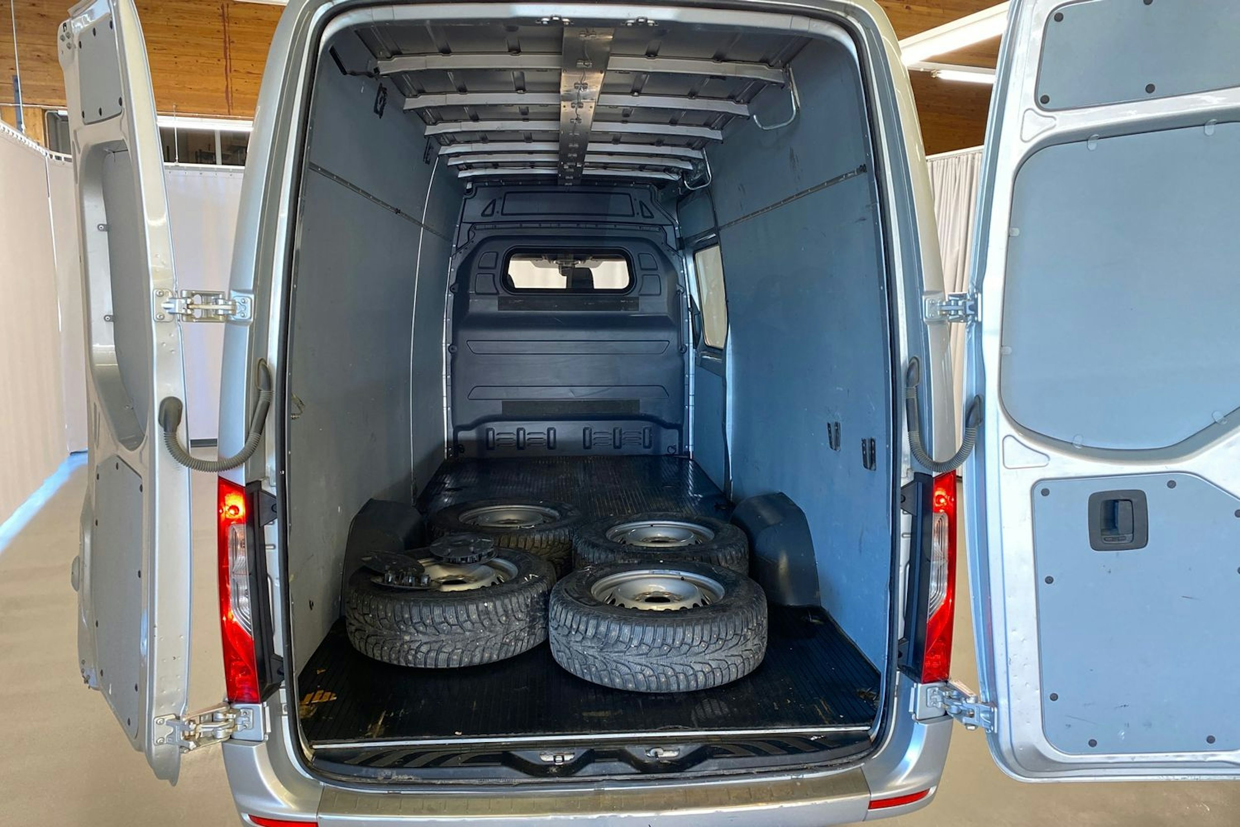 harmaa Mercedes-Benz Sprinter 2019 kuva 24.