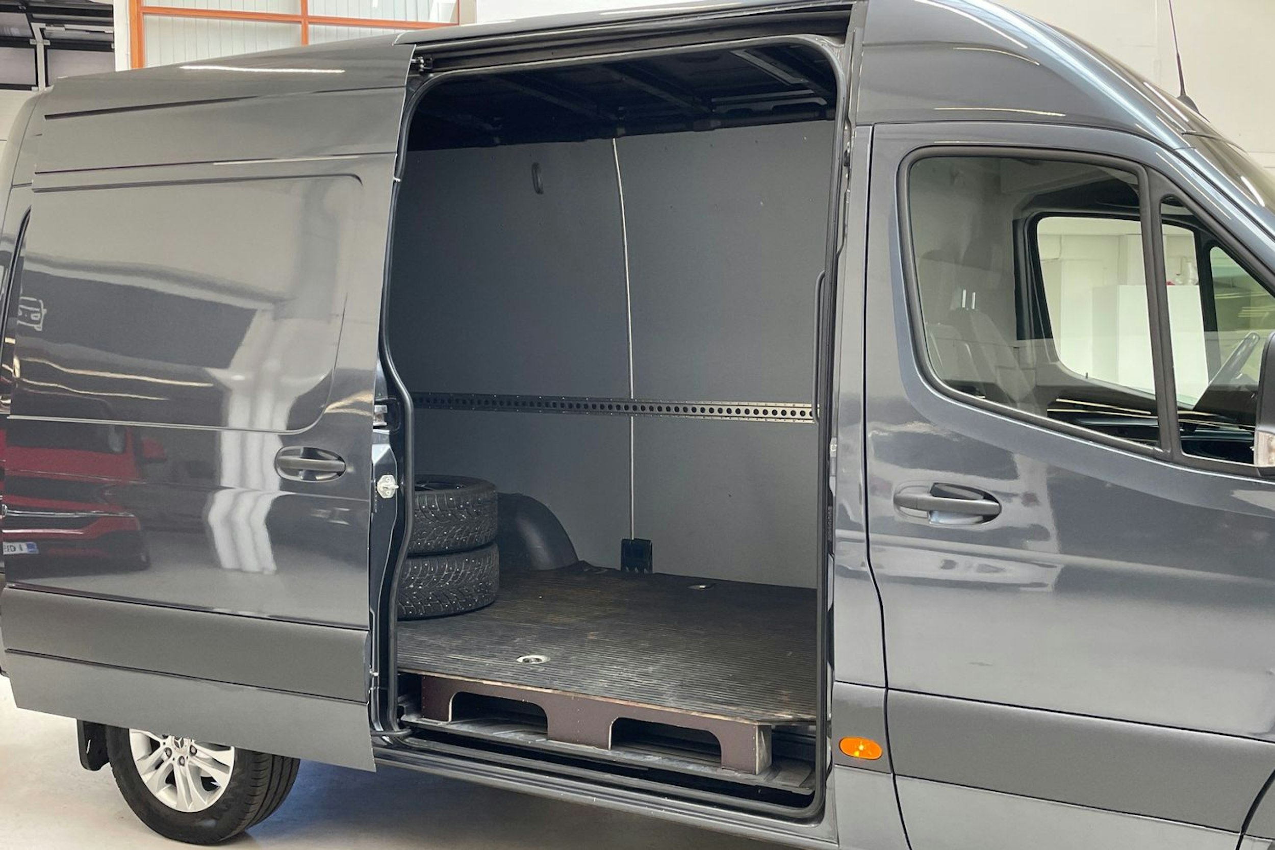 harmaa Mercedes-Benz Sprinter 2019 kuva 13.