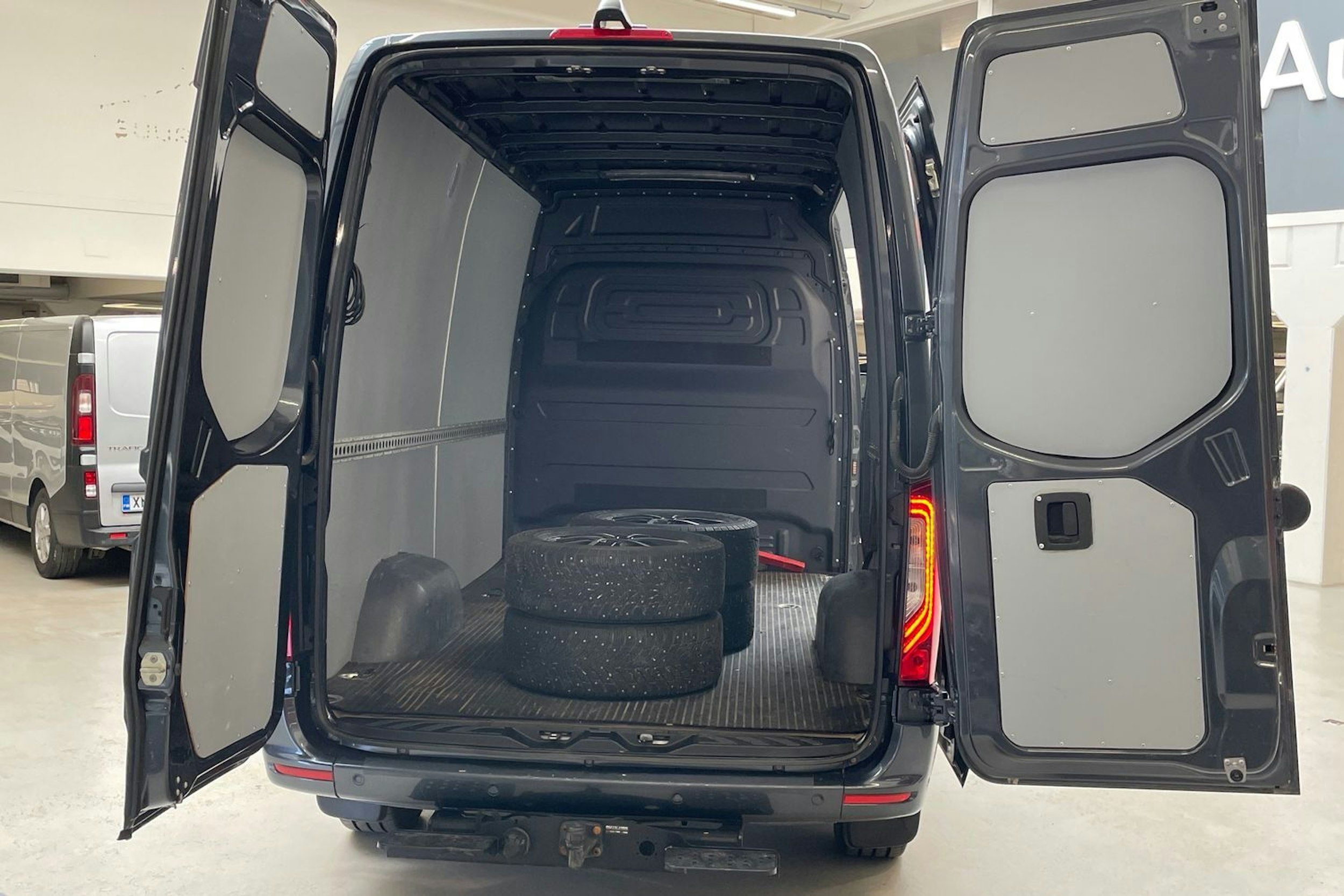 harmaa Mercedes-Benz Sprinter 2019 kuva 14.