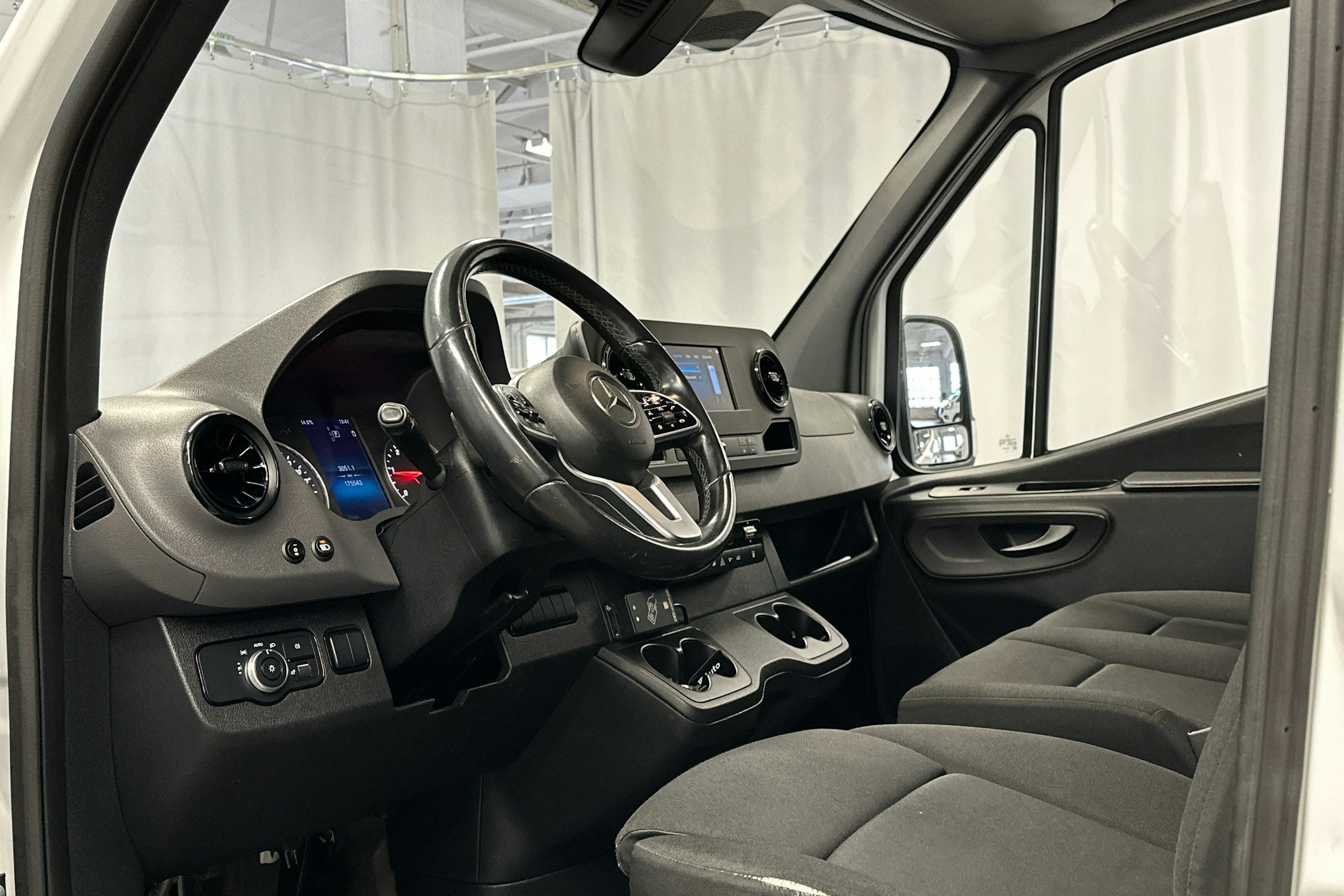 valkoinen Mercedes-Benz Sprinter 2020 kuva 9.