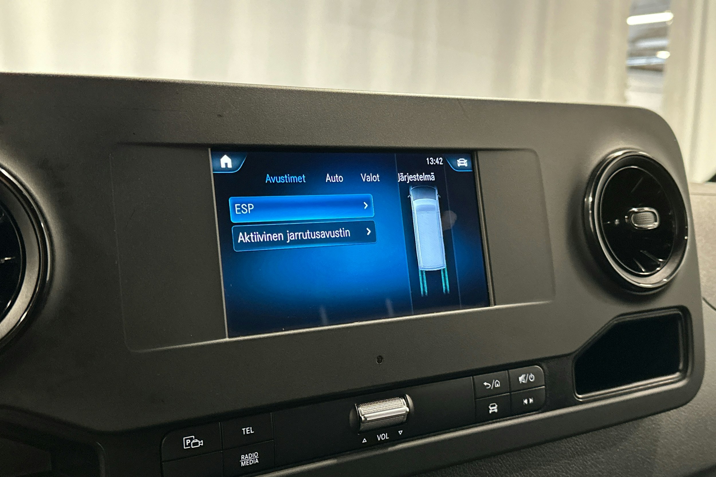 valkoinen Mercedes-Benz Sprinter 2020 kuva 13.