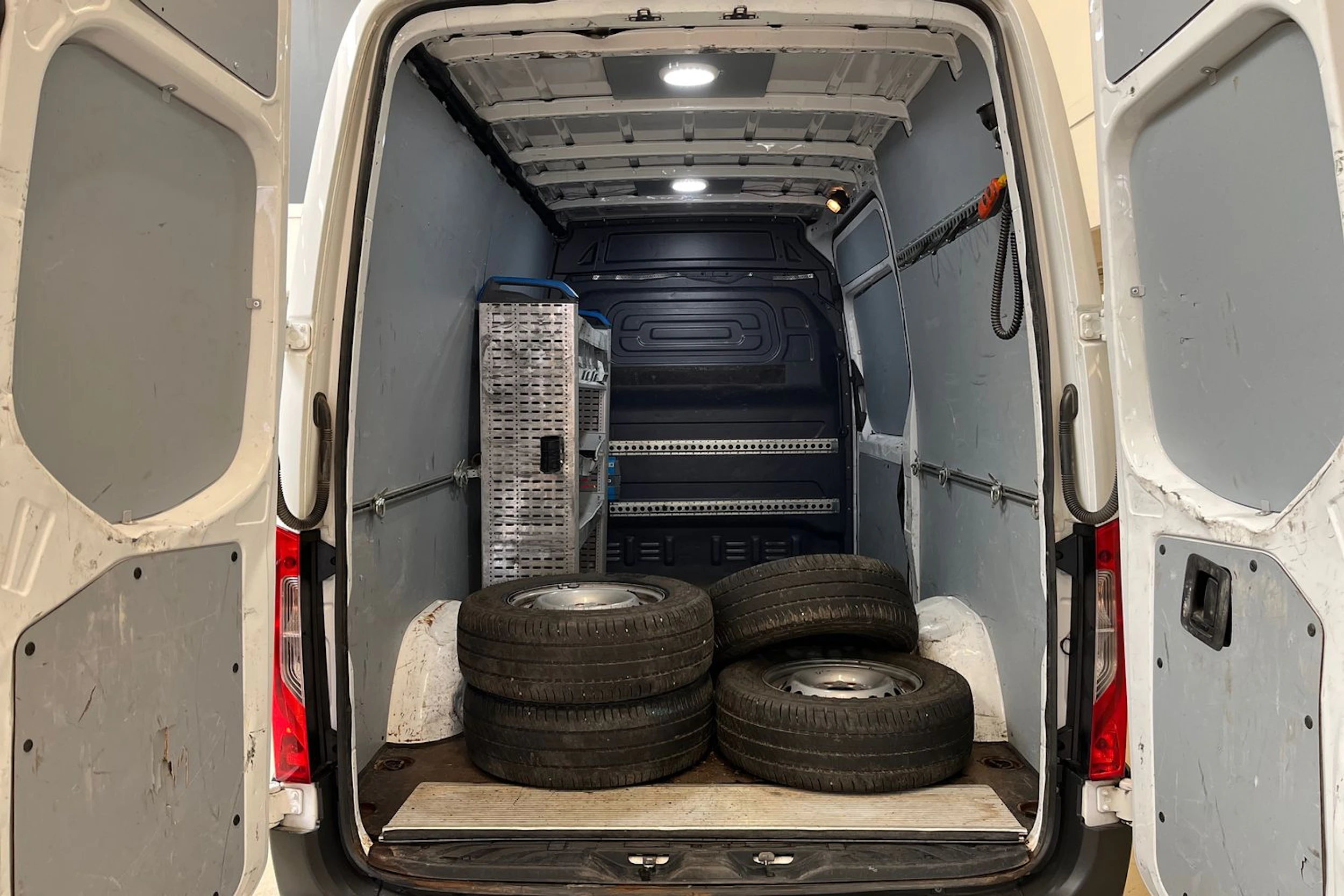 valkoinen Mercedes-Benz Sprinter 2020 kuva 13.