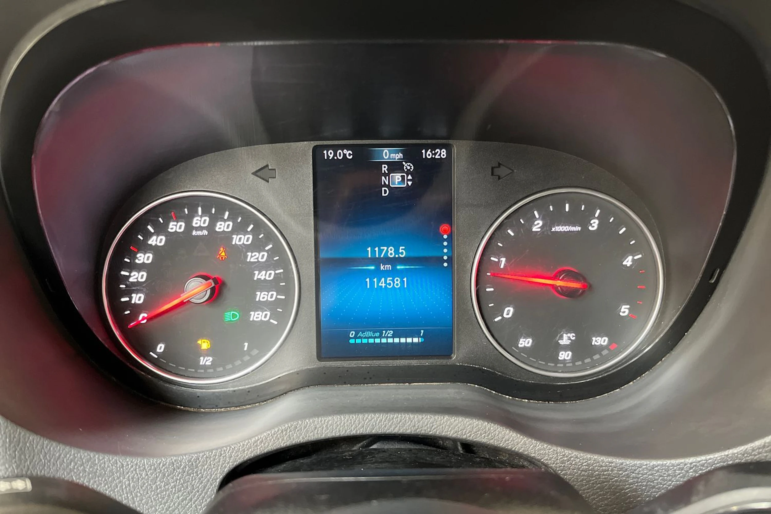 valkoinen Mercedes-Benz Sprinter 2020 kuva 17.