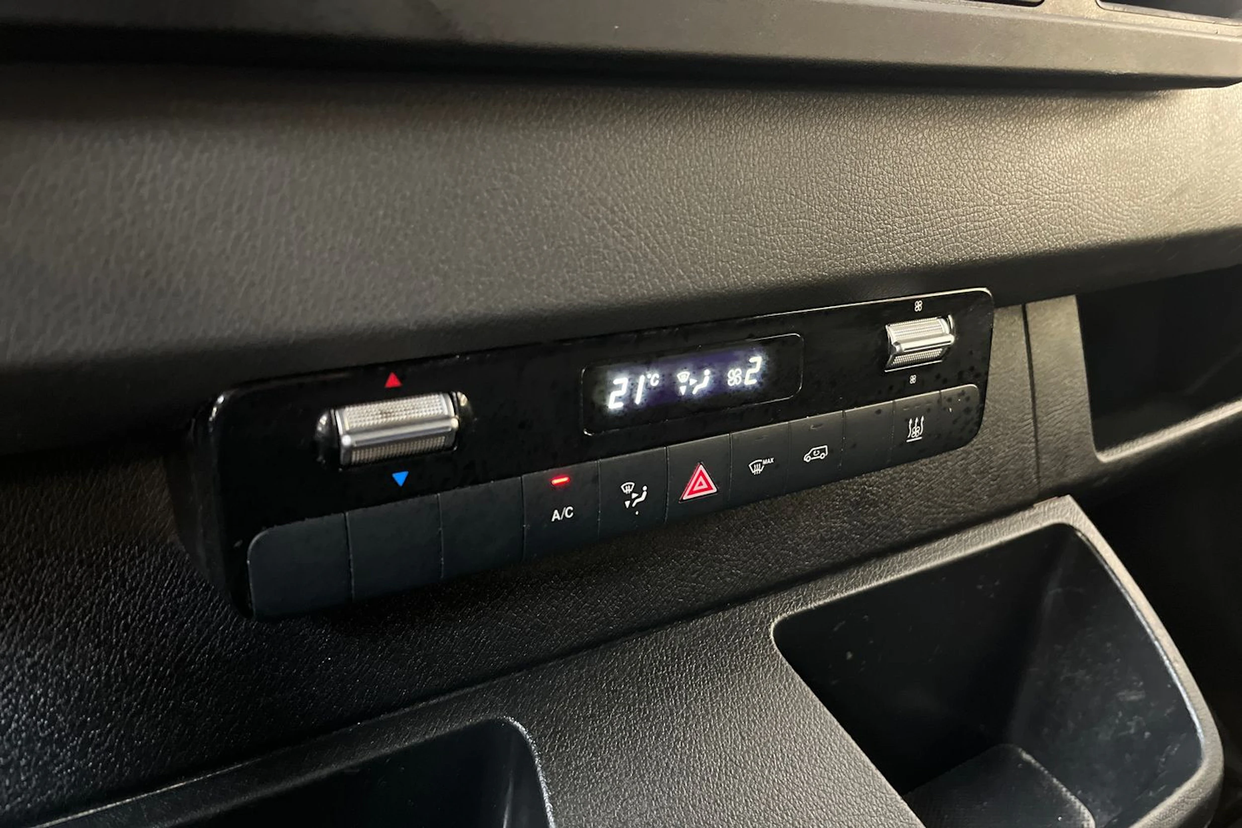 valkoinen Mercedes-Benz Sprinter 2020 kuva 19.
