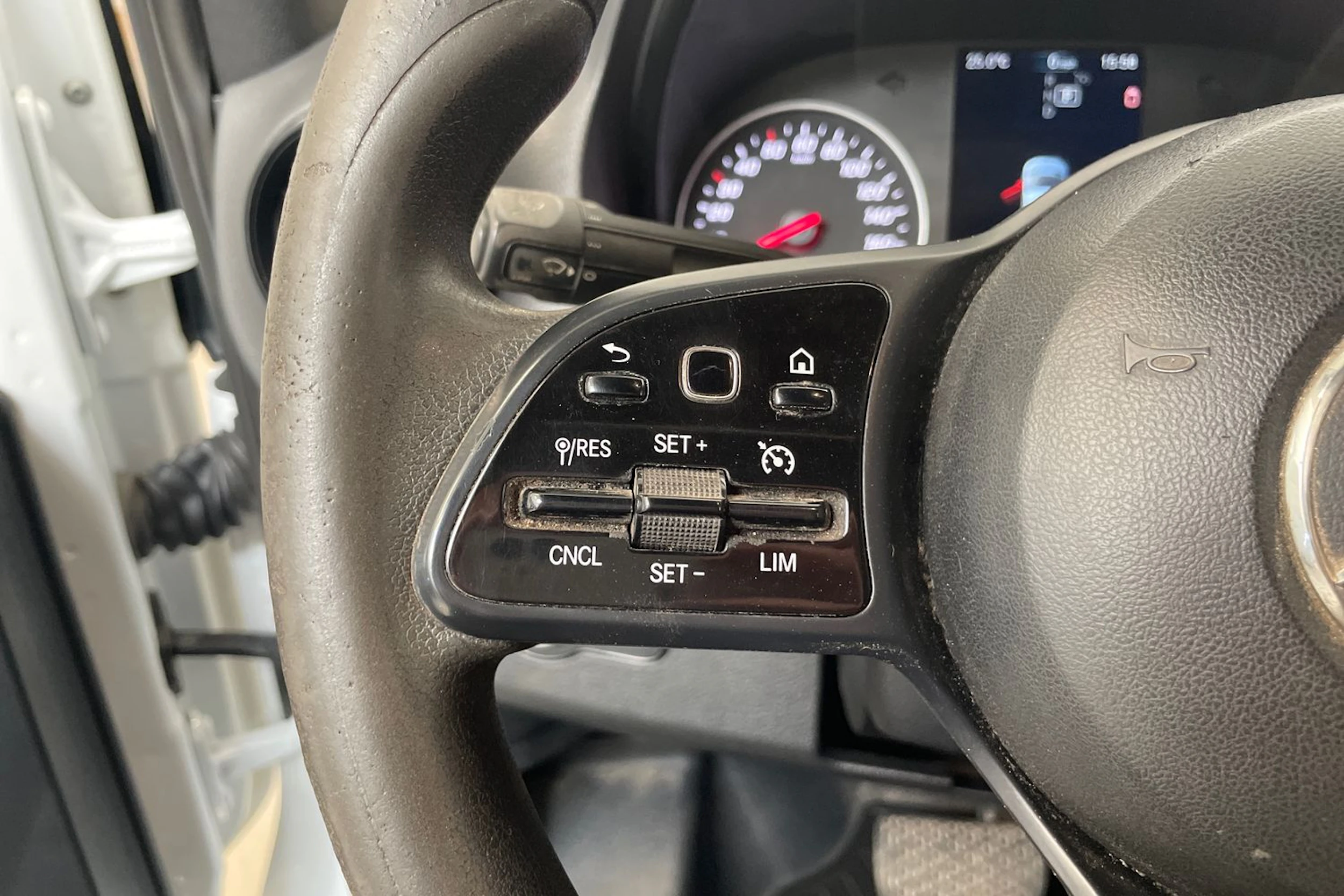 valkoinen Mercedes-Benz Sprinter 2020 kuva 22.