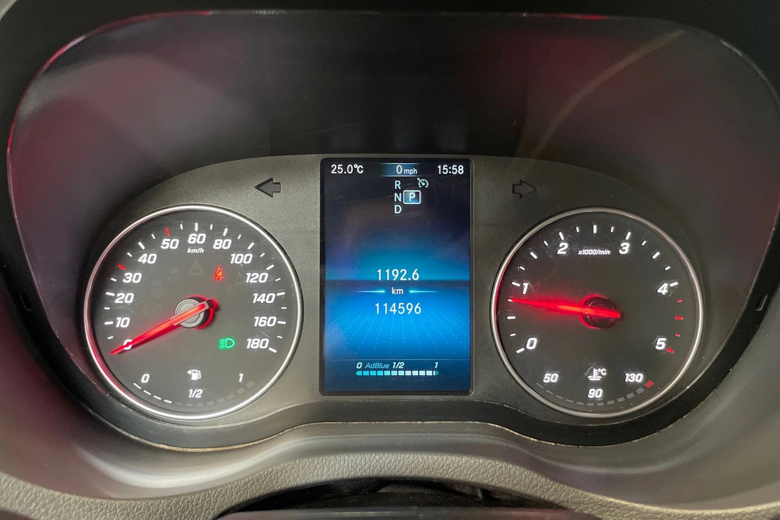 valkoinen Mercedes-Benz Sprinter 2020 kuva 24.