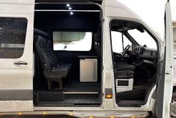 valkoinen Mercedes-Benz Sprinter 2020 kuva 3.