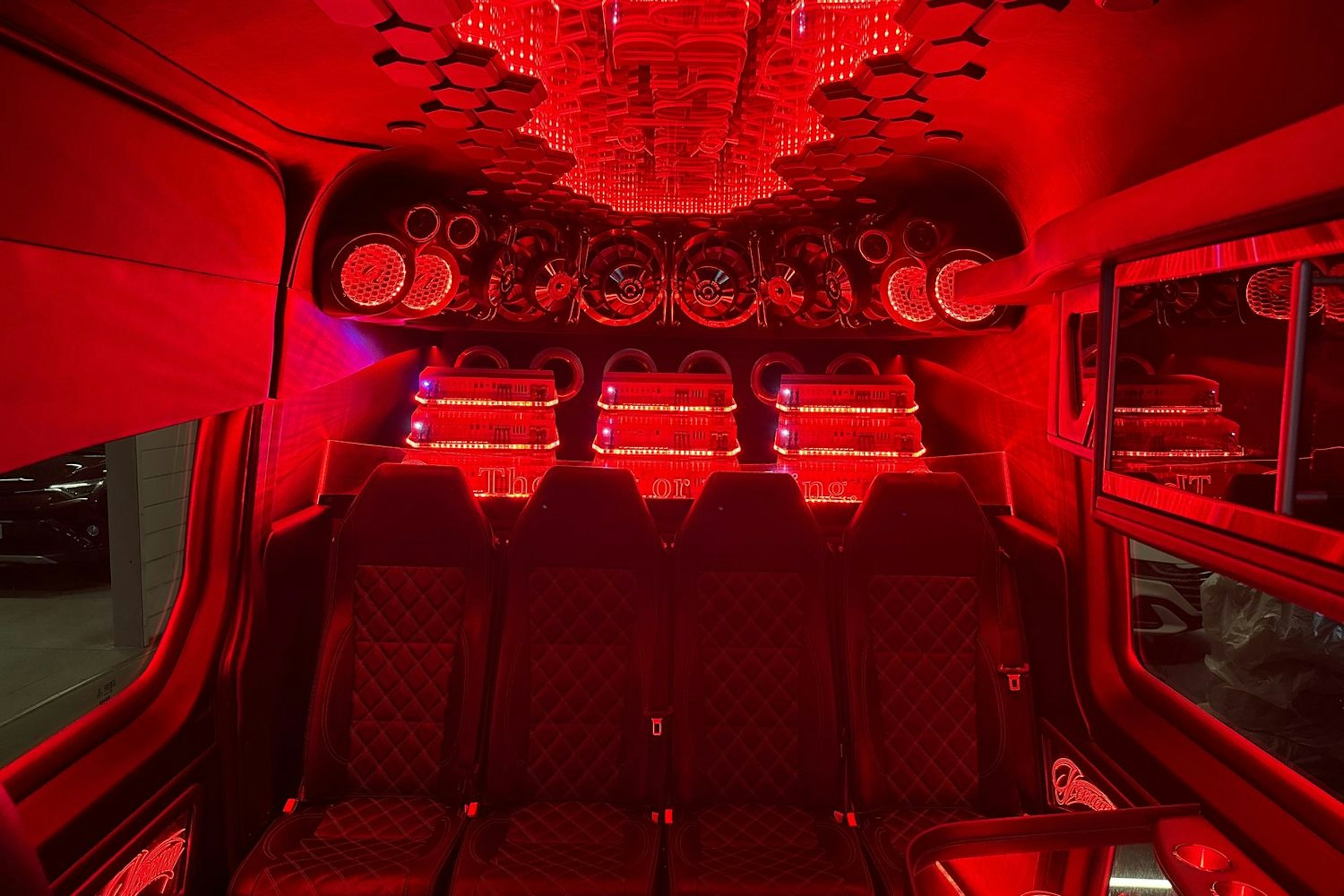 punainen Mercedes-Benz Sprinter 2020 kuva 15.